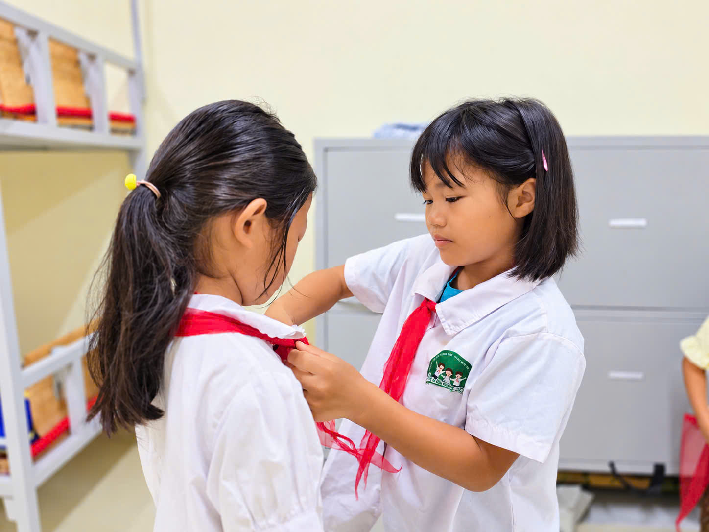Tiếng kẻng l&uacute;c mờ s&aacute;ng nơi bi&ecirc;n cương  thức giấc c&ocirc; tr&ograve; đ&oacute;n ch&agrave;o năm học mới- Ảnh 12.
