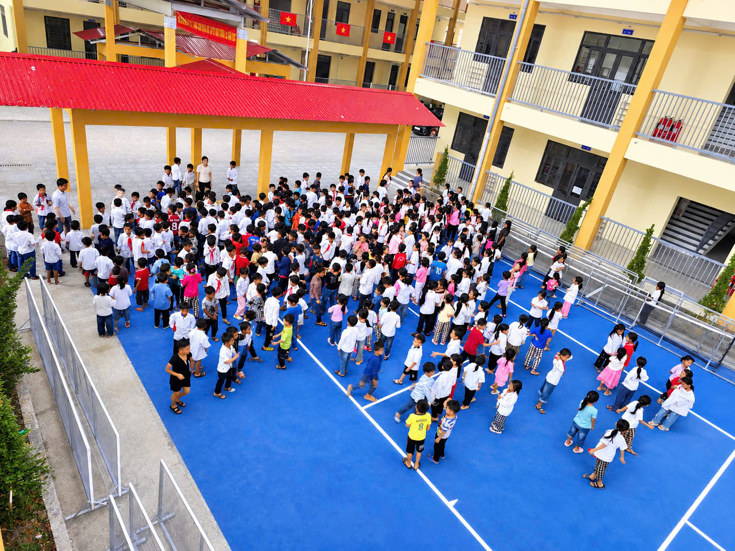 Tiếng kẻng l&uacute;c mờ s&aacute;ng nơi bi&ecirc;n cương  thức giấc c&ocirc; tr&ograve; đ&oacute;n ch&agrave;o năm học mới- Ảnh 4.