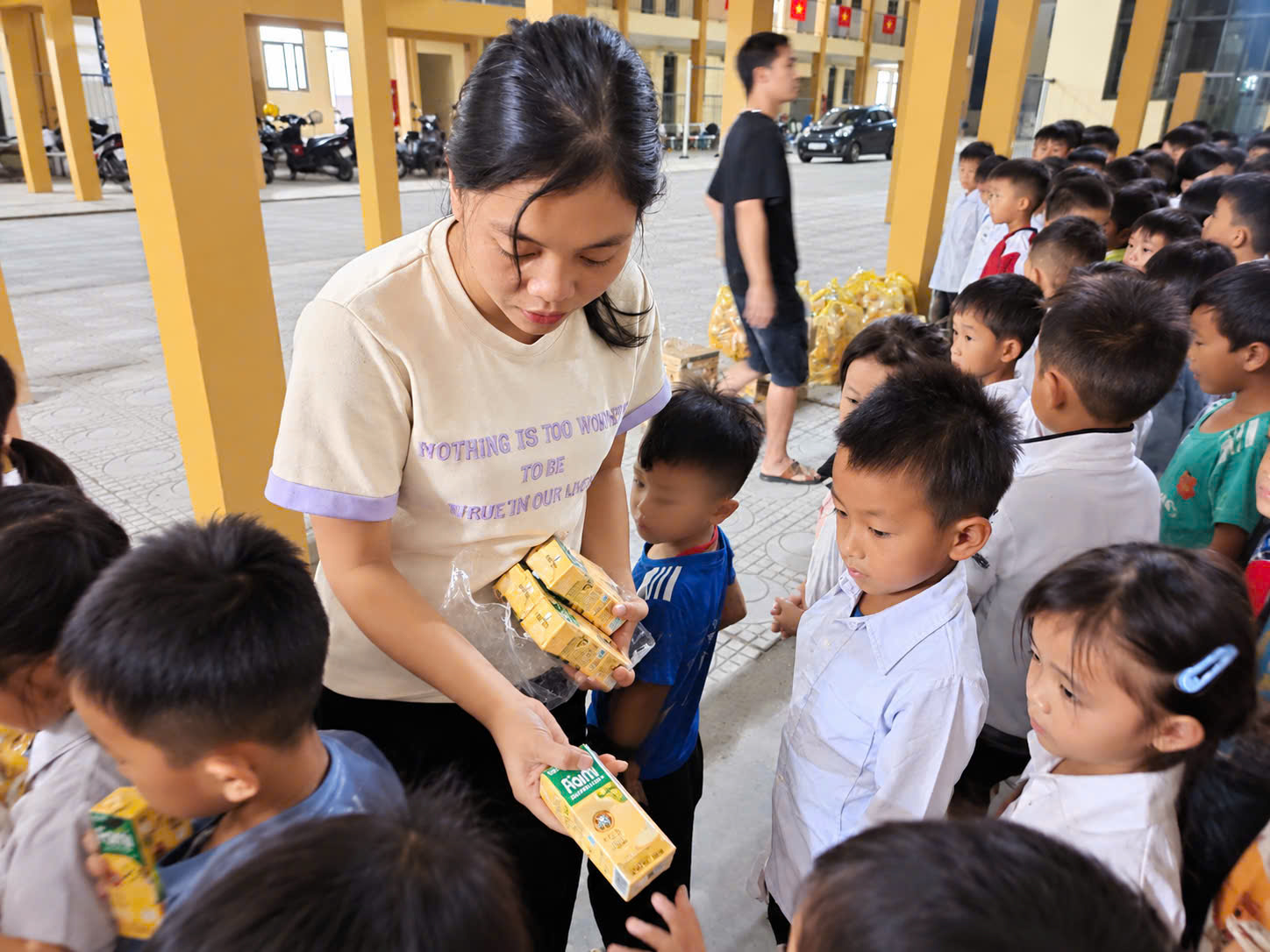 Tiếng kẻng l&uacute;c mờ s&aacute;ng nơi bi&ecirc;n cương  thức giấc c&ocirc; tr&ograve; đ&oacute;n ch&agrave;o năm học mới- Ảnh 13.