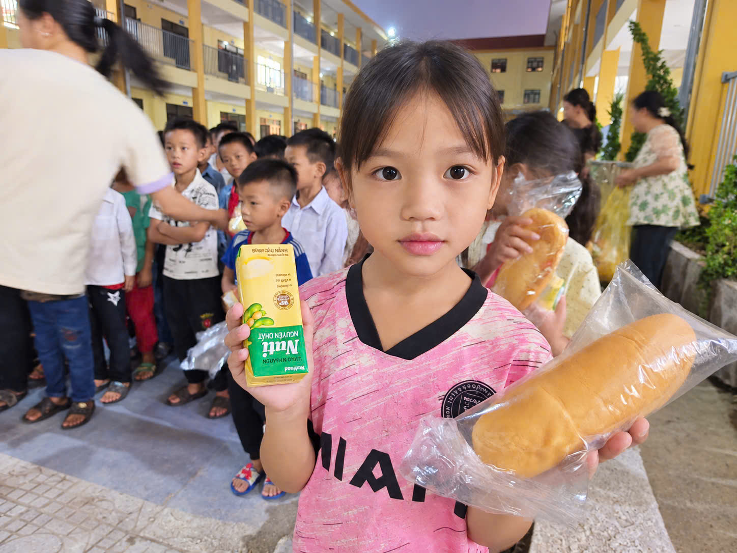 Tiếng kẻng l&uacute;c mờ s&aacute;ng nơi bi&ecirc;n cương  thức giấc c&ocirc; tr&ograve; đ&oacute;n ch&agrave;o năm học mới- Ảnh 14.
