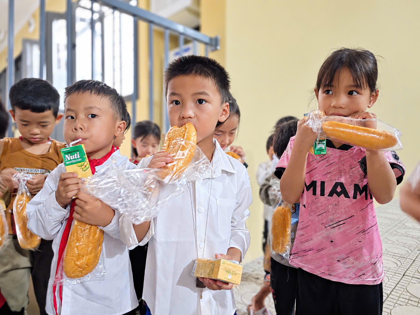 Tiếng kẻng l&uacute;c mờ s&aacute;ng nơi bi&ecirc;n cương  thức giấc c&ocirc; tr&ograve; đ&oacute;n ch&agrave;o năm học mới- Ảnh 15.
