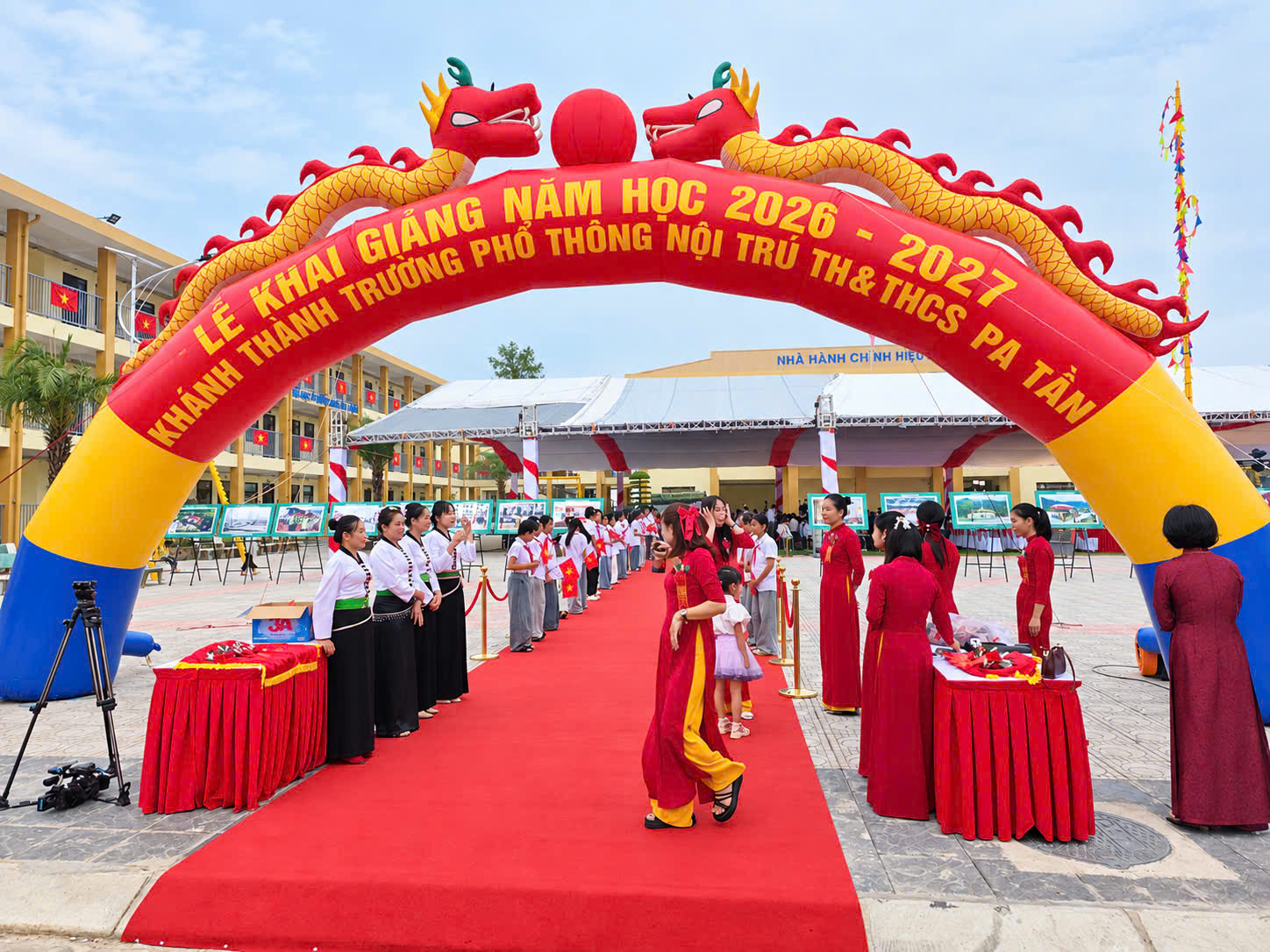 Tiếng kẻng l&uacute;c mờ s&aacute;ng nơi bi&ecirc;n cương  thức giấc c&ocirc; tr&ograve; đ&oacute;n ch&agrave;o năm học mới- Ảnh 18.
