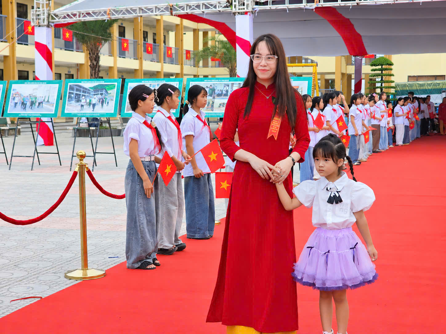 Tiếng kẻng l&uacute;c mờ s&aacute;ng nơi bi&ecirc;n cương  thức giấc c&ocirc; tr&ograve; đ&oacute;n ch&agrave;o năm học mới- Ảnh 19.