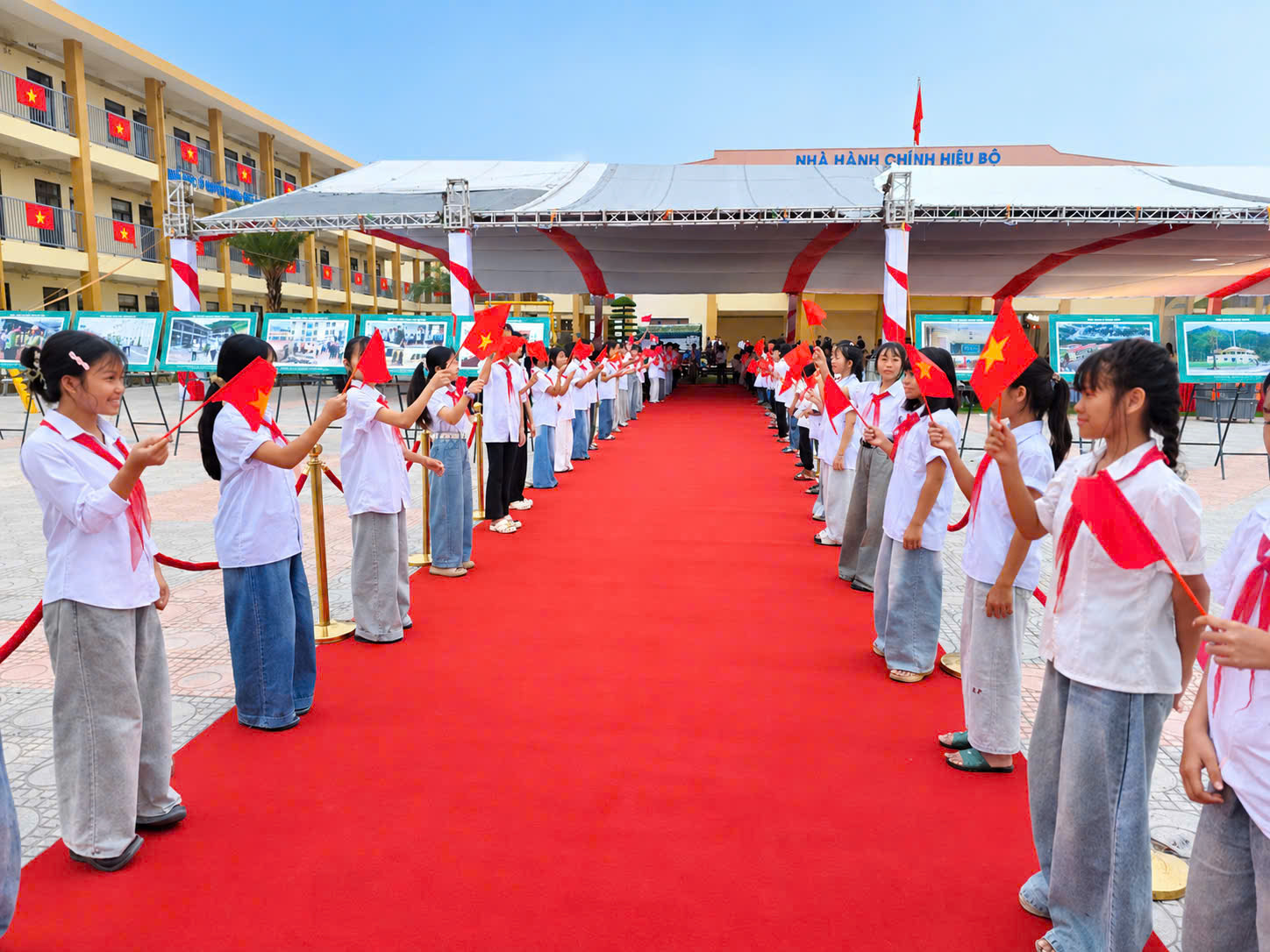 Tiếng kẻng l&uacute;c mờ s&aacute;ng nơi bi&ecirc;n cương  thức giấc c&ocirc; tr&ograve; đ&oacute;n ch&agrave;o năm học mới- Ảnh 20.