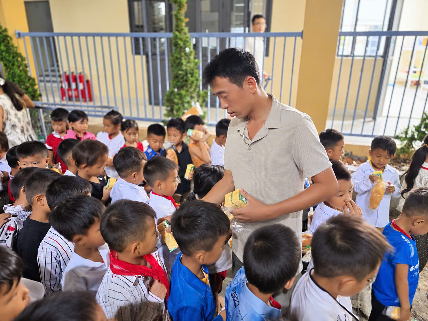 Tiếng kẻng l&uacute;c mờ s&aacute;ng nơi bi&ecirc;n cương  thức giấc c&ocirc; tr&ograve; đ&oacute;n ch&agrave;o năm học mới- Ảnh 16.