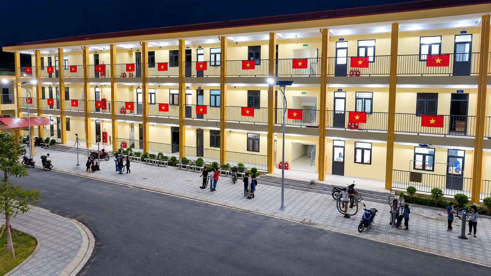 Tiếng kẻng l&uacute;c mờ s&aacute;ng nơi bi&ecirc;n cương  thức giấc c&ocirc; tr&ograve; đ&oacute;n ch&agrave;o năm học mới- Ảnh 1.