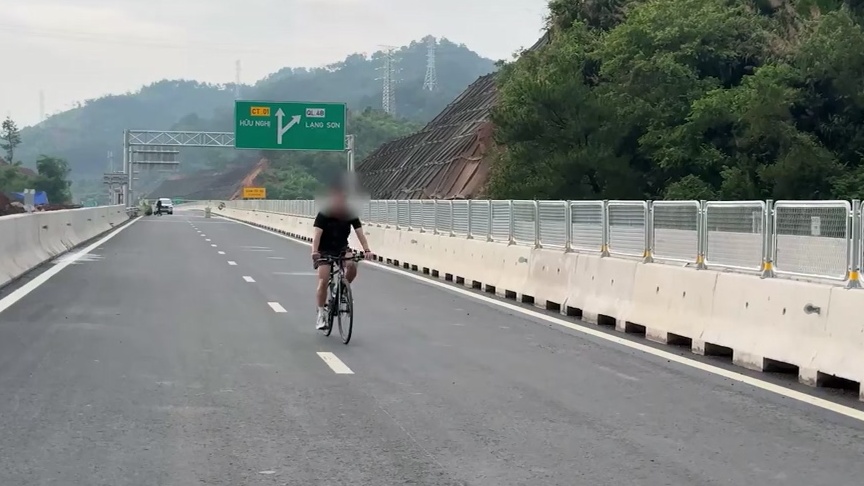 Người dân tự ý vào công trường cao tốc Hữu Nghị - Chi Lăng, nguy cơ mất an toàn tăng cao - Ảnh 1.