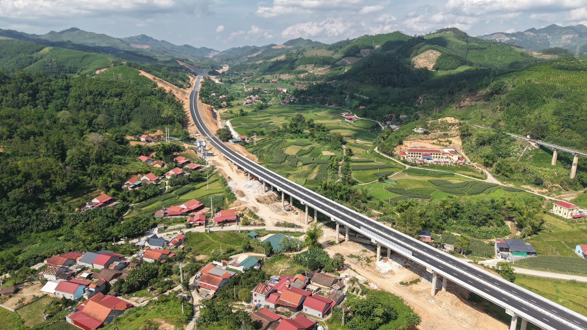 Người dân tự ý vào công trường cao tốc Hữu Nghị - Chi Lăng, nguy cơ mất an toàn tăng cao - Ảnh 2.