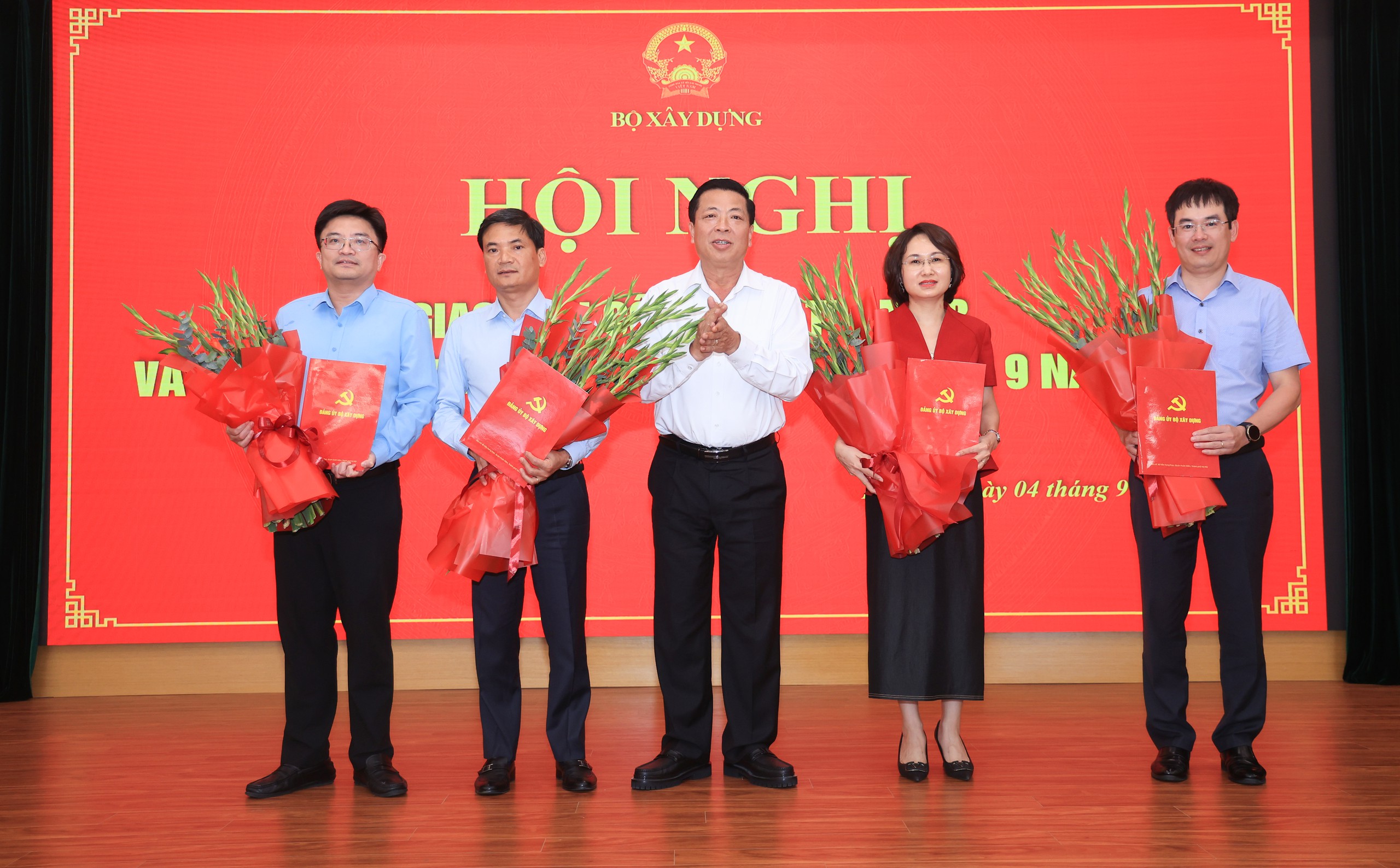 Bổ sung 4 uỷ vi&ecirc;n v&agrave;o Ban Chấp h&agrave;nh Đảng bộ Bộ X&acirc;y dựng - Ảnh 1.