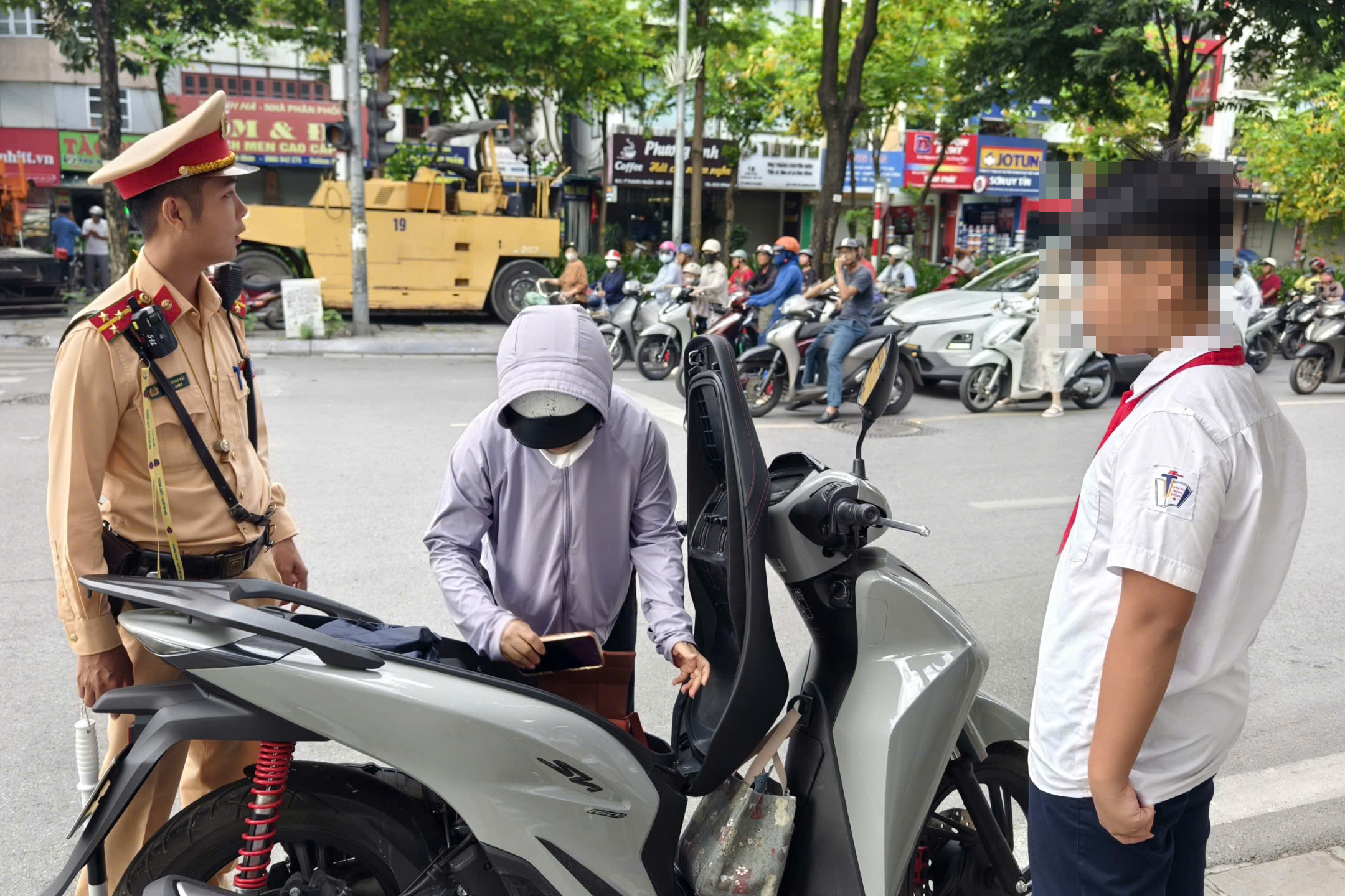 H&agrave; Nội: Nhiều phụ huynh đi xe m&aacute;y "kẹp 3", học sinh kh&ocirc;ng đội mũ bảo hiểm bị CSGT xử l&yacute; - Ảnh 3.