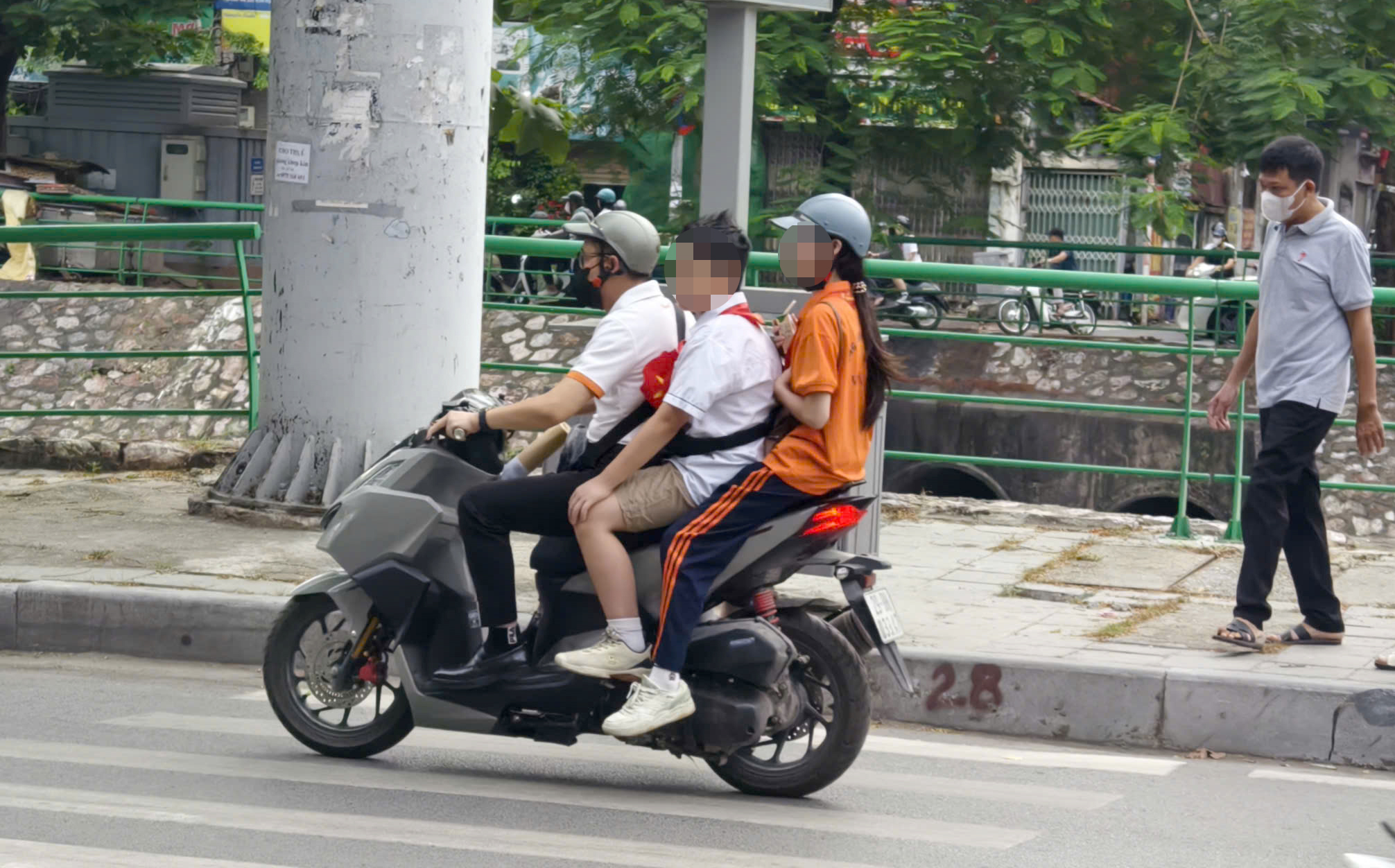 H&agrave; Nội: Nhiều phụ huynh đi xe m&aacute;y "kẹp 3", học sinh kh&ocirc;ng đội mũ bảo hiểm bị CSGT xử l&yacute; - Ảnh 2.