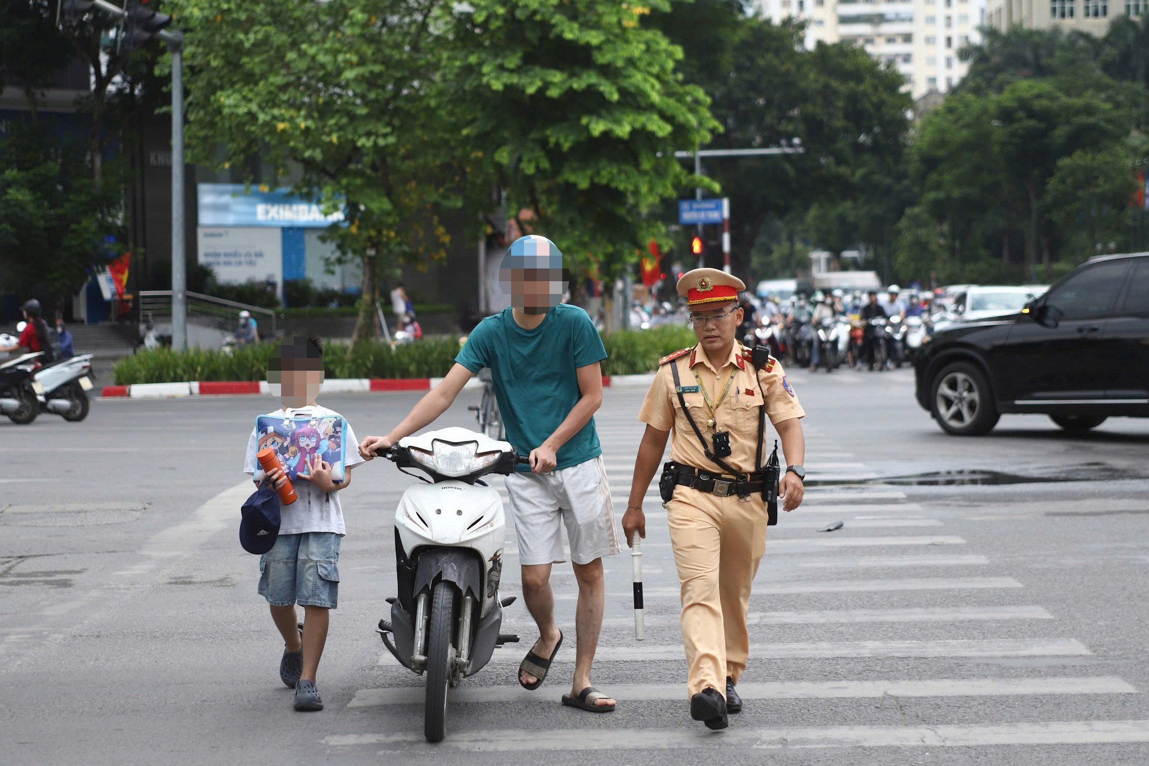 H&agrave; Nội: Nhiều phụ huynh đi xe m&aacute;y "kẹp 3", học sinh kh&ocirc;ng đội mũ bảo hiểm bị CSGT xử l&yacute; - Ảnh 7.