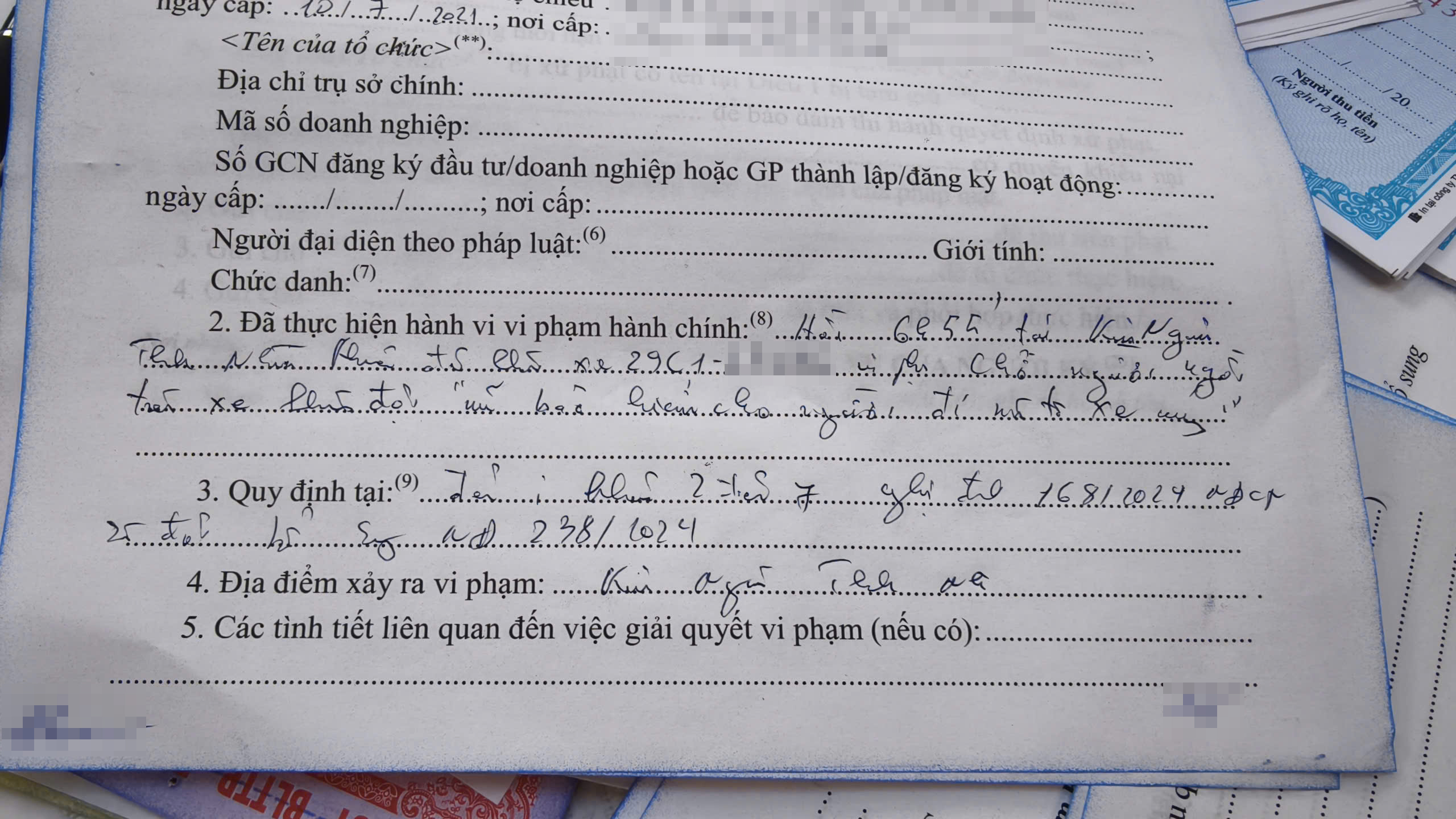 H&agrave; Nội: Nhiều phụ huynh đi xe m&aacute;y "kẹp 3", học sinh kh&ocirc;ng đội mũ bảo hiểm bị CSGT xử l&yacute; - Ảnh 10.