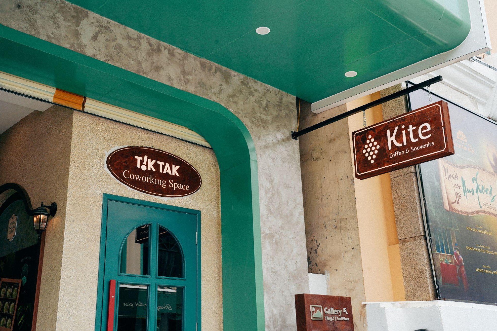 T&igrave;m về cổ điển giữa những tấp nập tại Kite Coffee & Souvenirs- Ảnh 1.