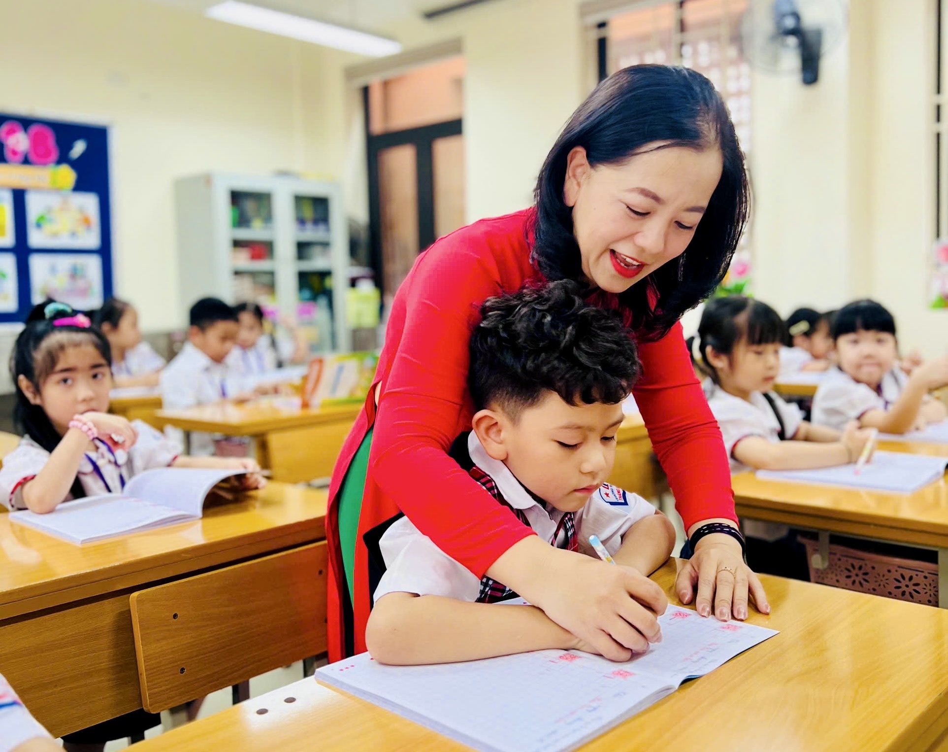 Học sinh H&agrave; Nội rộn r&agrave;ng ng&agrave;y khai giảng năm học mới - Ảnh 25.