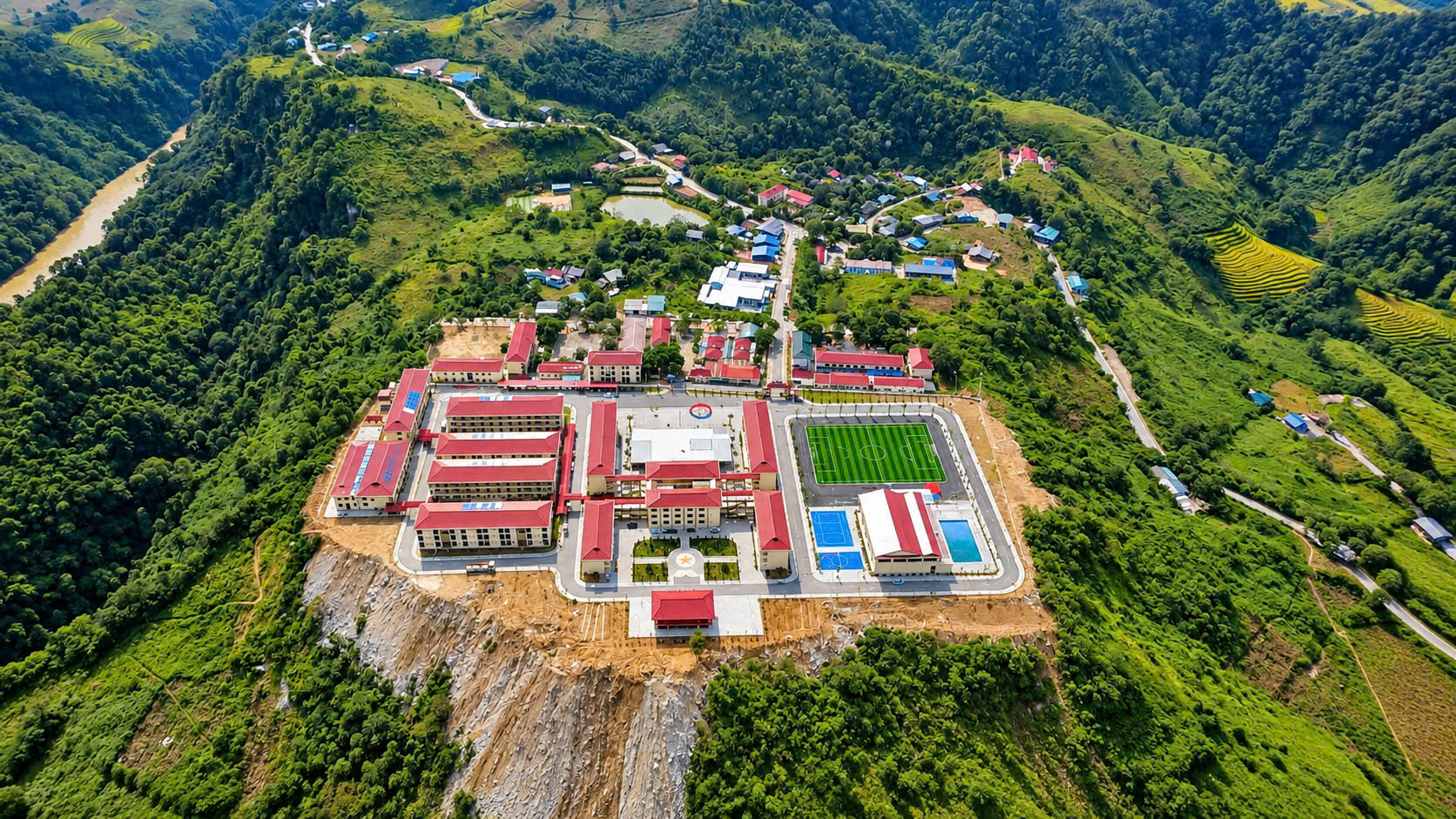 Tiếng kẻng l&uacute;c mờ s&aacute;ng nơi bi&ecirc;n cương  thức giấc c&ocirc; tr&ograve; đ&oacute;n ch&agrave;o năm học mới- Ảnh 24.
