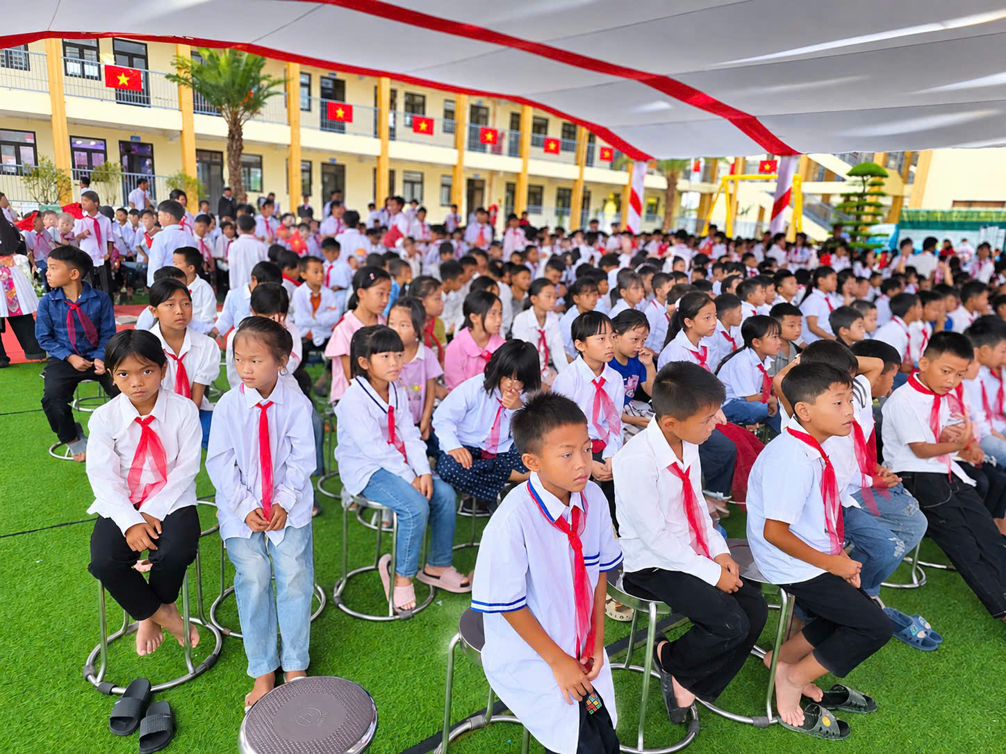 Tiếng kẻng l&uacute;c mờ s&aacute;ng nơi bi&ecirc;n cương  thức giấc c&ocirc; tr&ograve; đ&oacute;n ch&agrave;o năm học mới- Ảnh 23.