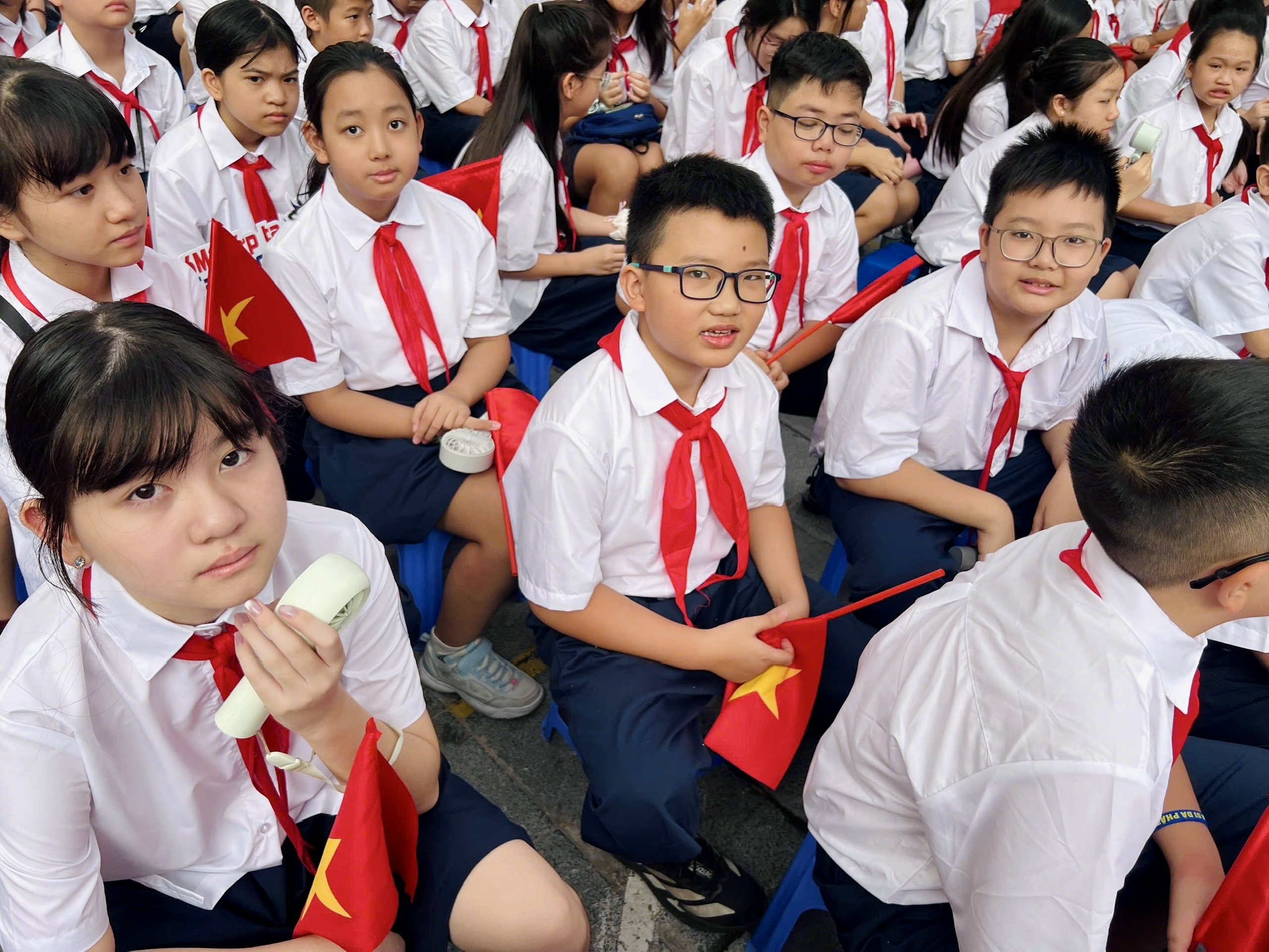 Học sinh H&agrave; Nội rộn r&agrave;ng ng&agrave;y khai giảng năm học mới - Ảnh 30.