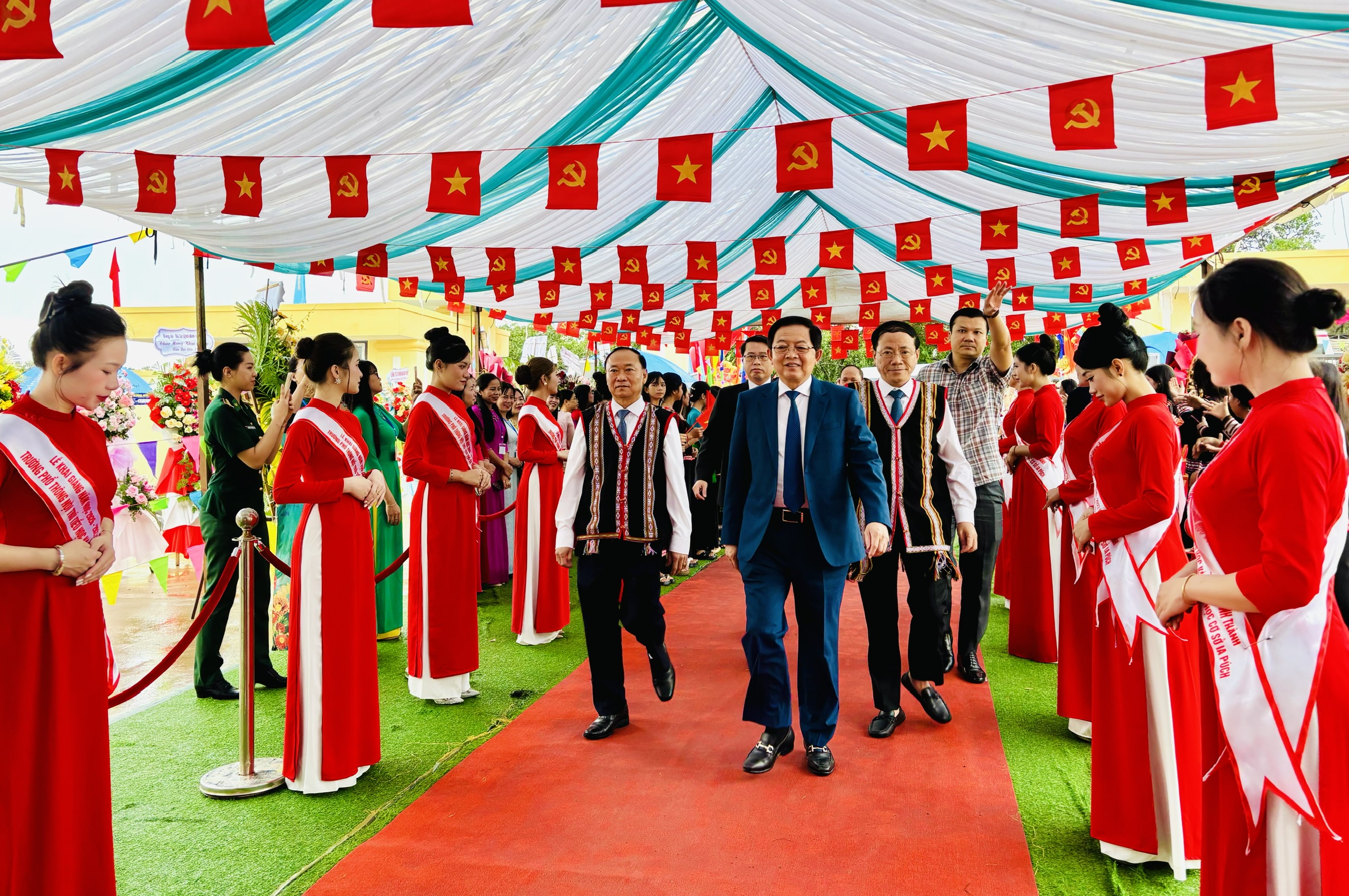 Ph&oacute; Thủ tướng Hồ Quốc Dũng dự khai giảng v&agrave; kh&aacute;nh th&agrave;nh trường li&ecirc;n cấp bi&ecirc;n giới Gia Lai- Ảnh 2.