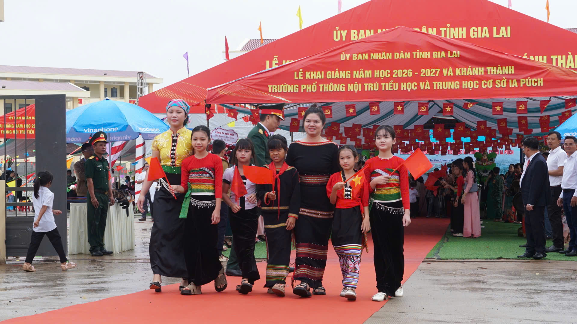 Ph&oacute; Thủ tướng Hồ Quốc Dũng dự khai giảng v&agrave; kh&aacute;nh th&agrave;nh trường li&ecirc;n cấp bi&ecirc;n giới Gia Lai- Ảnh 3.