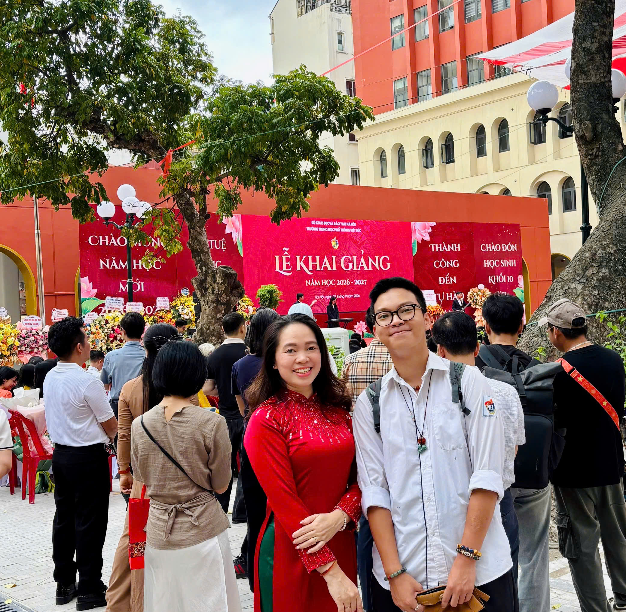 Học sinh H&agrave; Nội rộn r&agrave;ng ng&agrave;y khai giảng năm học mới - Ảnh 41.