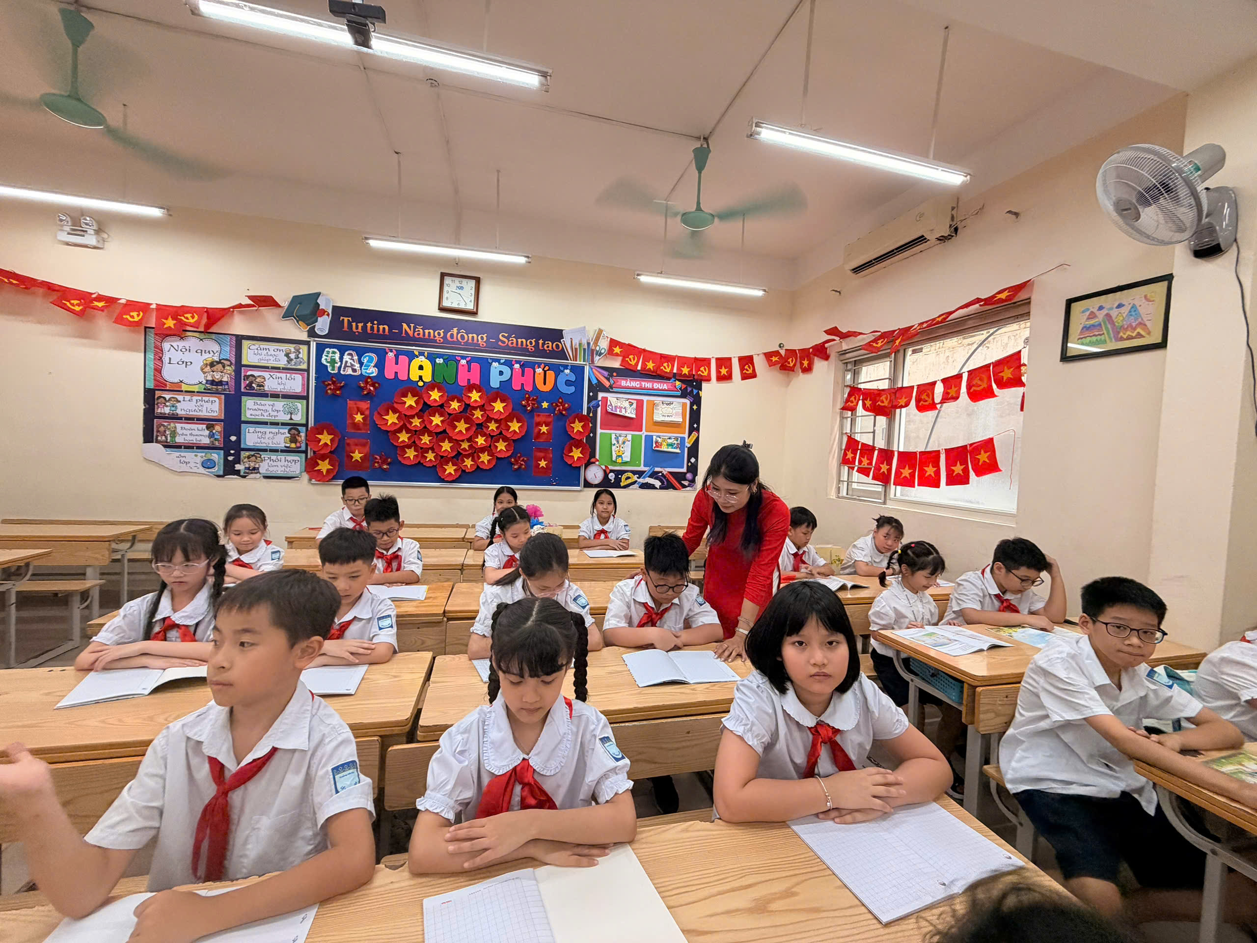 Học sinh H&agrave; Nội rộn r&agrave;ng ng&agrave;y khai giảng năm học mới - Ảnh 36.