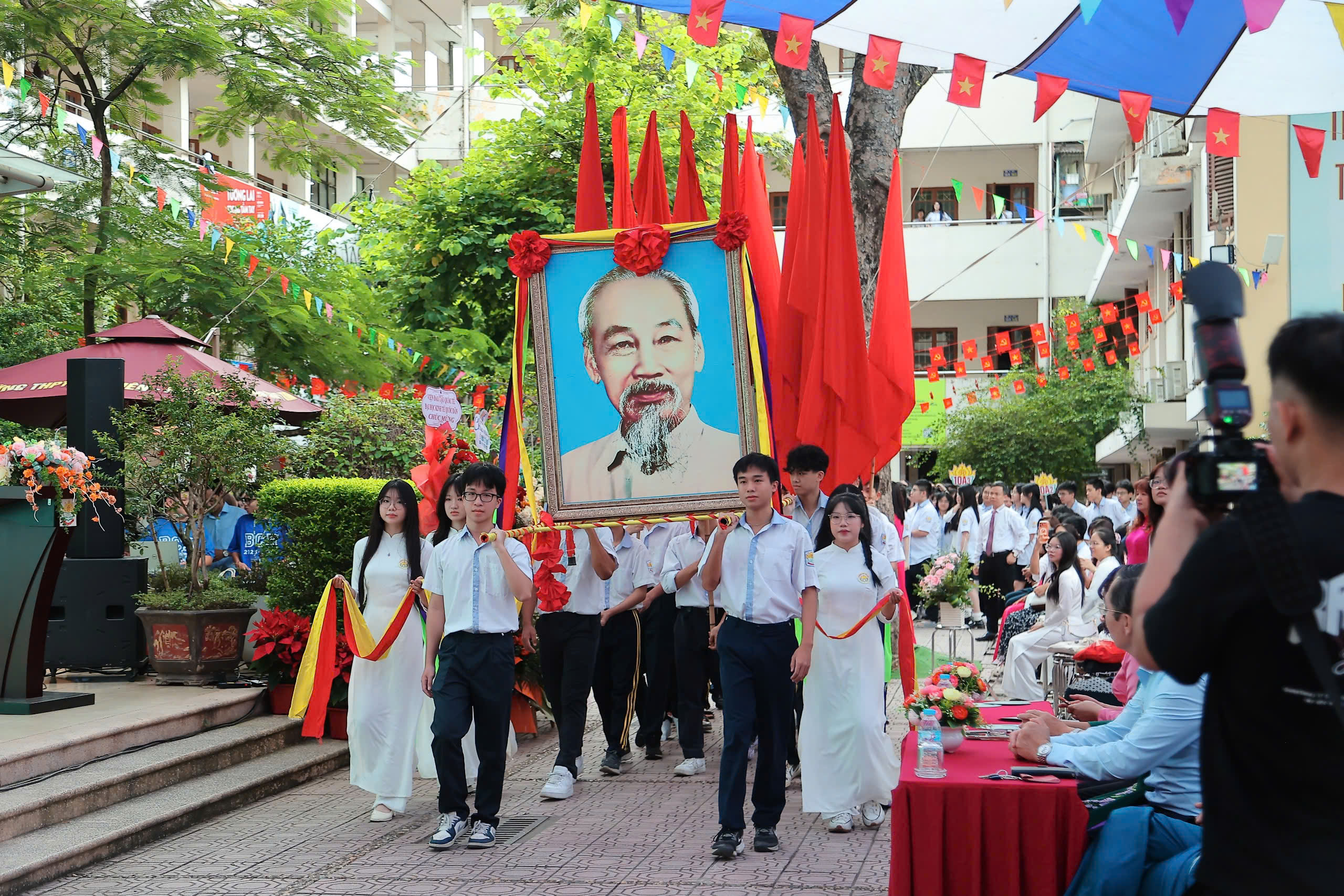 Học sinh H&agrave; Nội h&acirc;n hoan đ&oacute;n khai giảng năm học 2026-2027 - Ảnh 13.