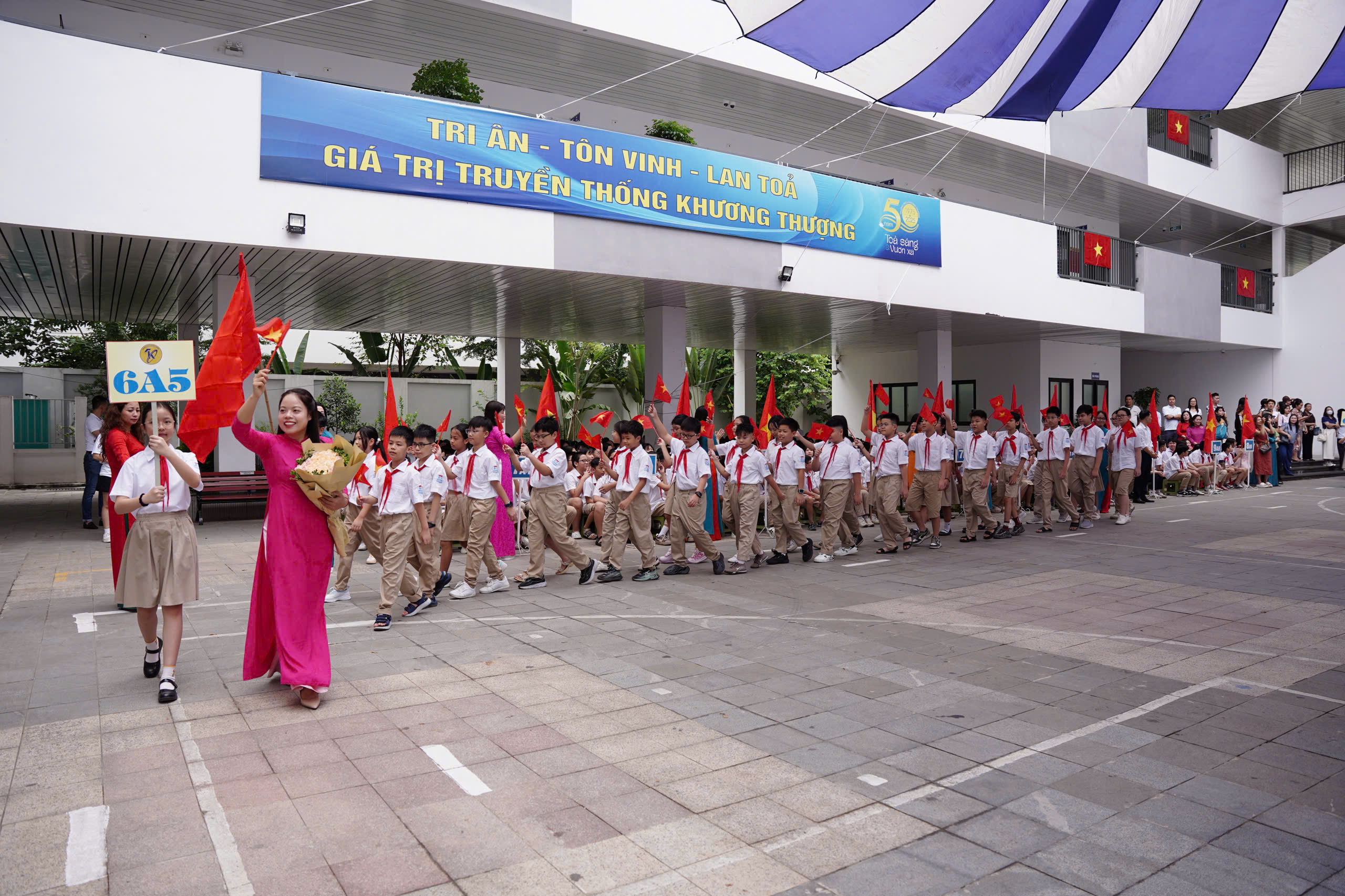 Học sinh H&agrave; Nội h&acirc;n hoan đ&oacute;n khai giảng năm học 2026-2027 - Ảnh 11.