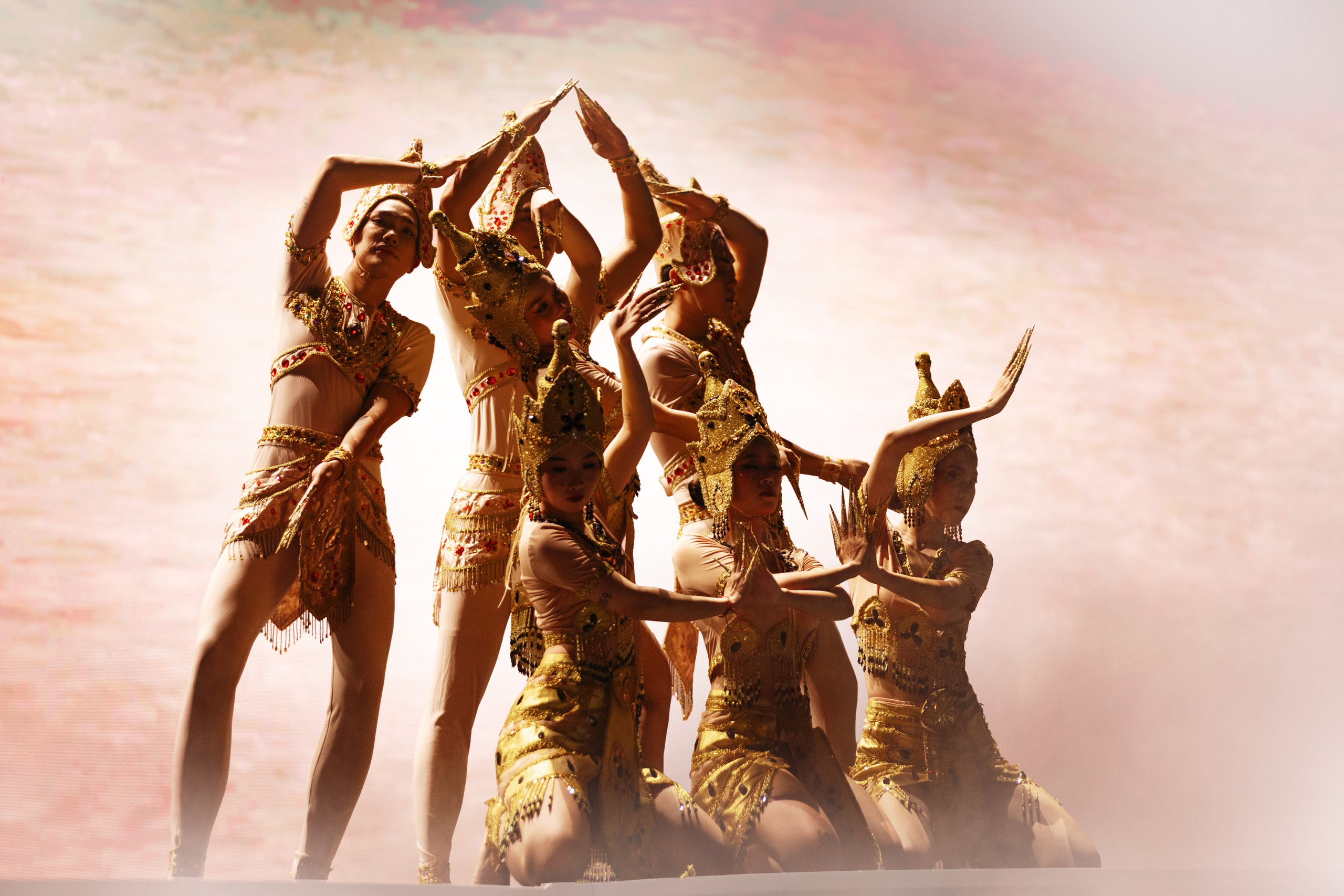 Hoa hậu Opal Suchata Chuangsri  - Ảnh 2.