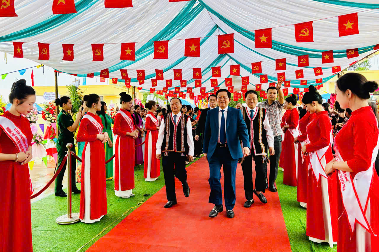 Rộn r&agrave;ng khai giảng năm học mới, kh&aacute;nh th&agrave;nh loạt trường nội tr&uacute; v&ugrave;ng bi&ecirc;n - Ảnh 1.