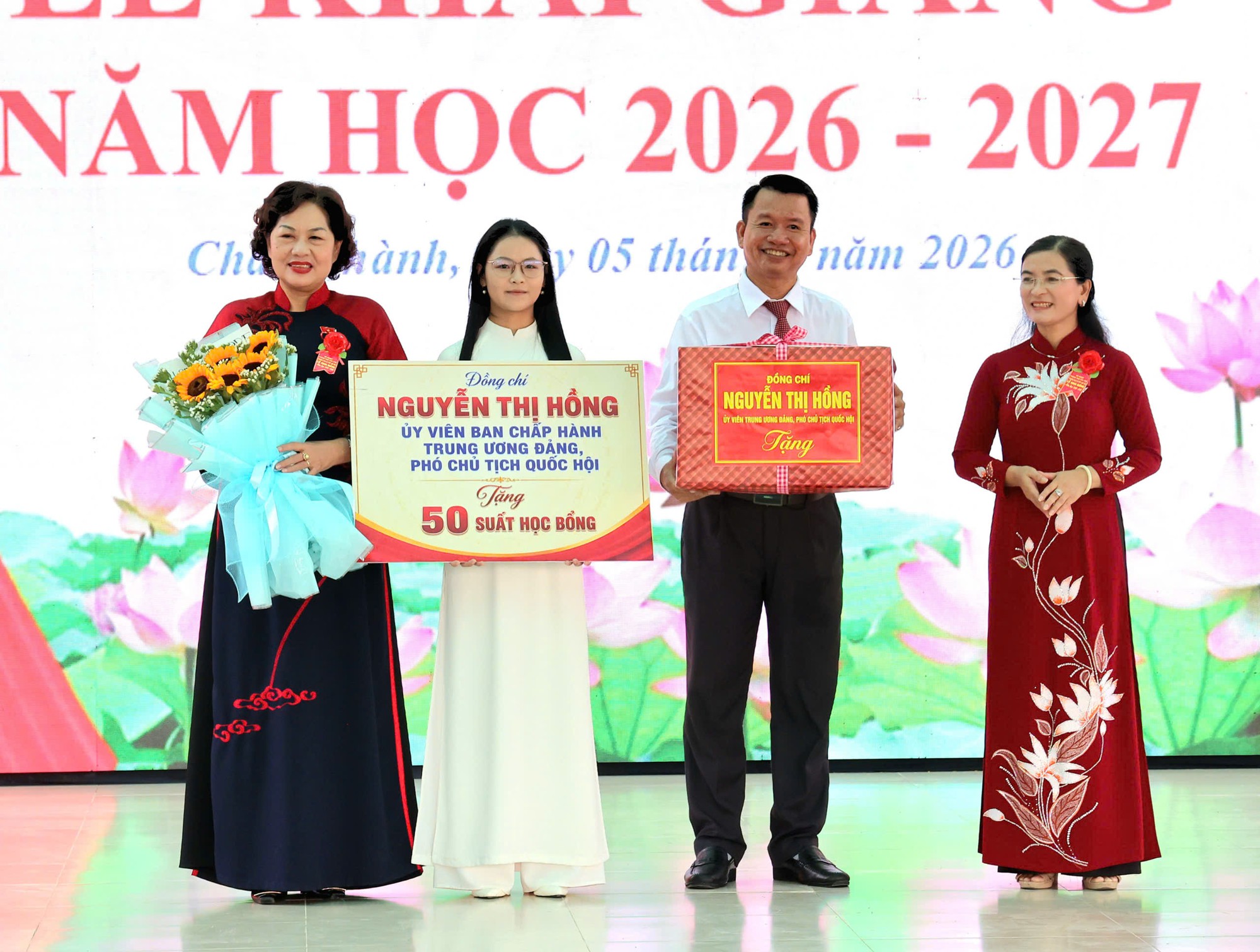 Ph&oacute; chủ tịch Quốc hội Nguyễn Thị Hồng dự lễ khai giảng tại TP Cần Thơ - Ảnh 3.