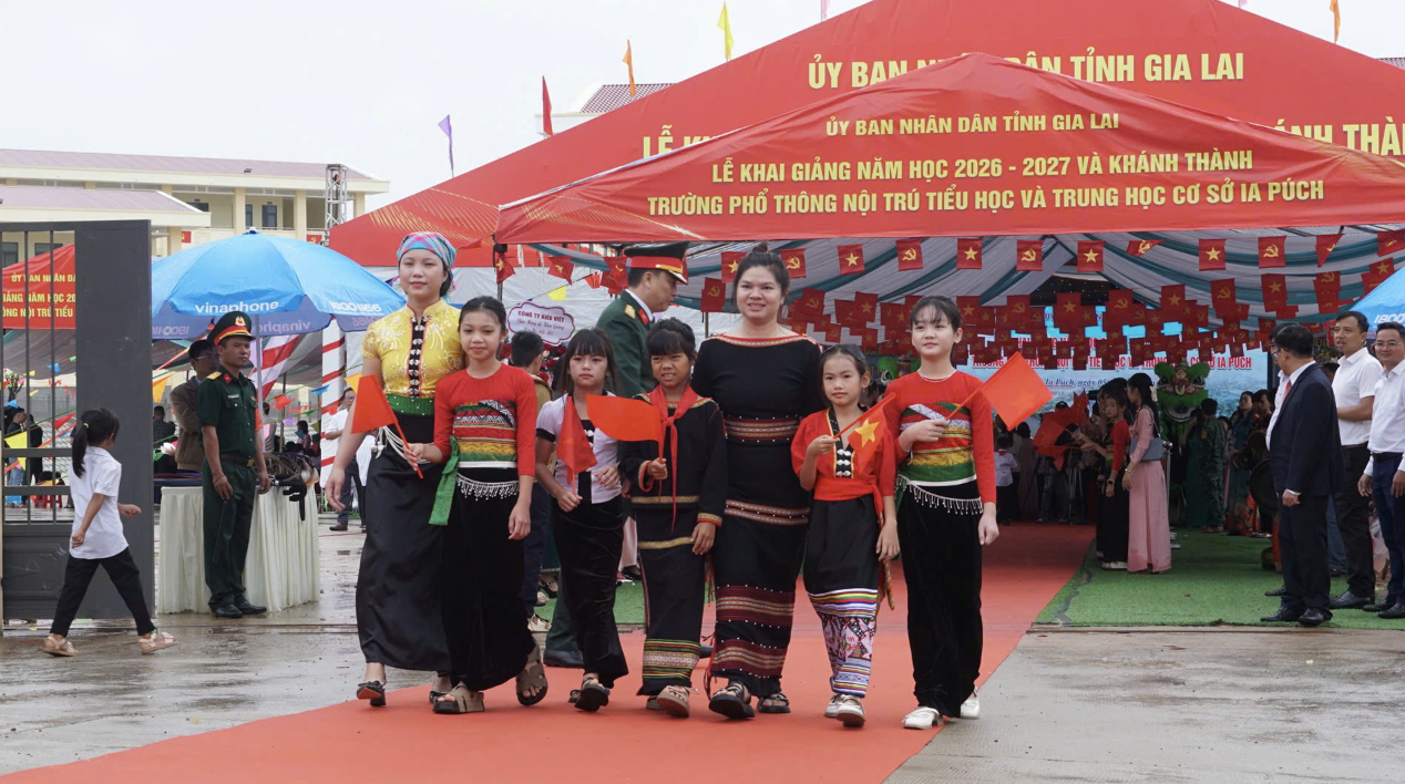 Rộn r&agrave;ng khai giảng năm học mới, kh&aacute;nh th&agrave;nh loạt trường nội tr&uacute; v&ugrave;ng bi&ecirc;n - Ảnh 3.