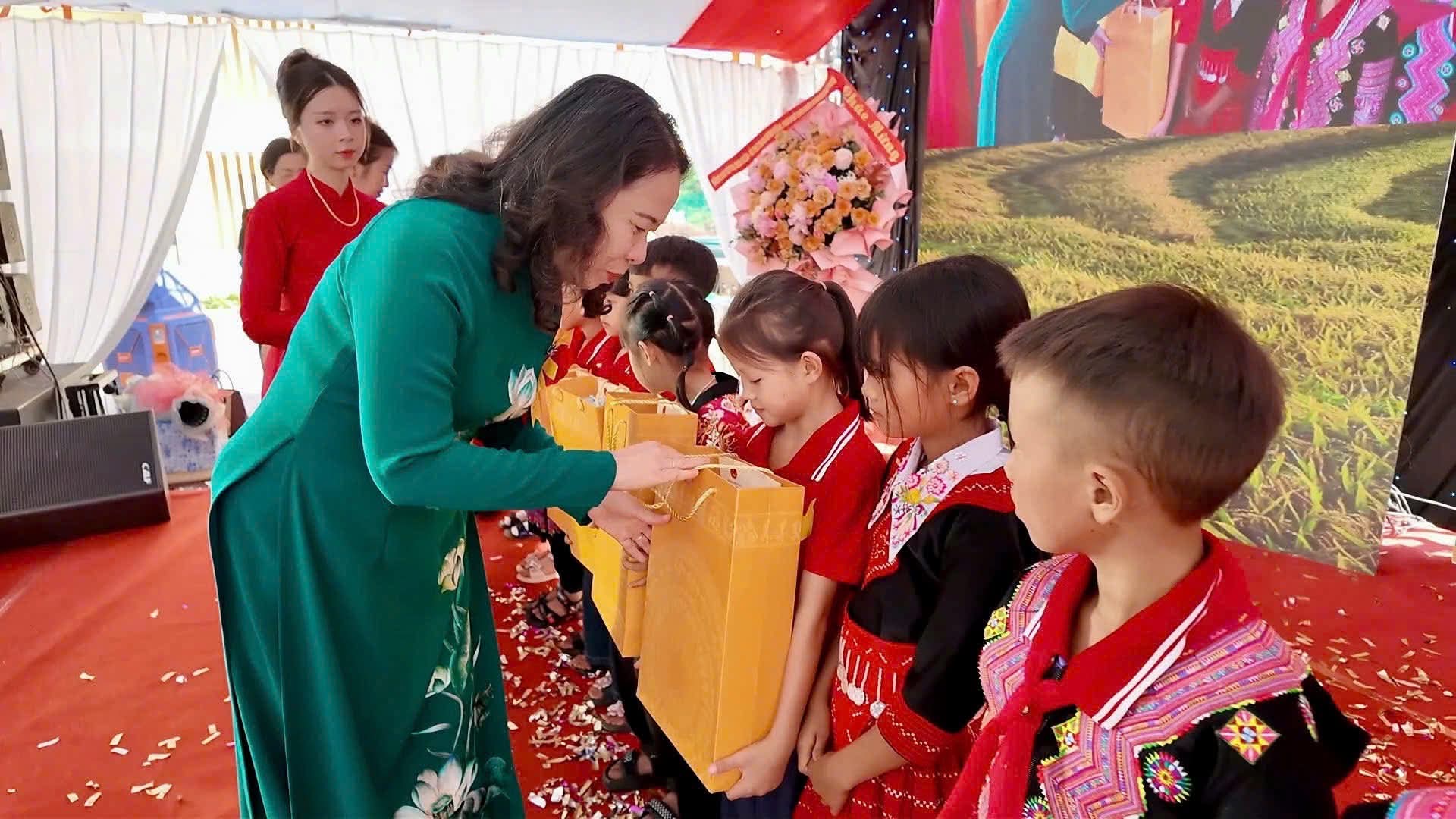 Ph&oacute; Chủ tịch nước V&otilde; Thị &Aacute;nh Xu&acirc;n dự lễ khai giảng ở Sơn La- Ảnh 2.