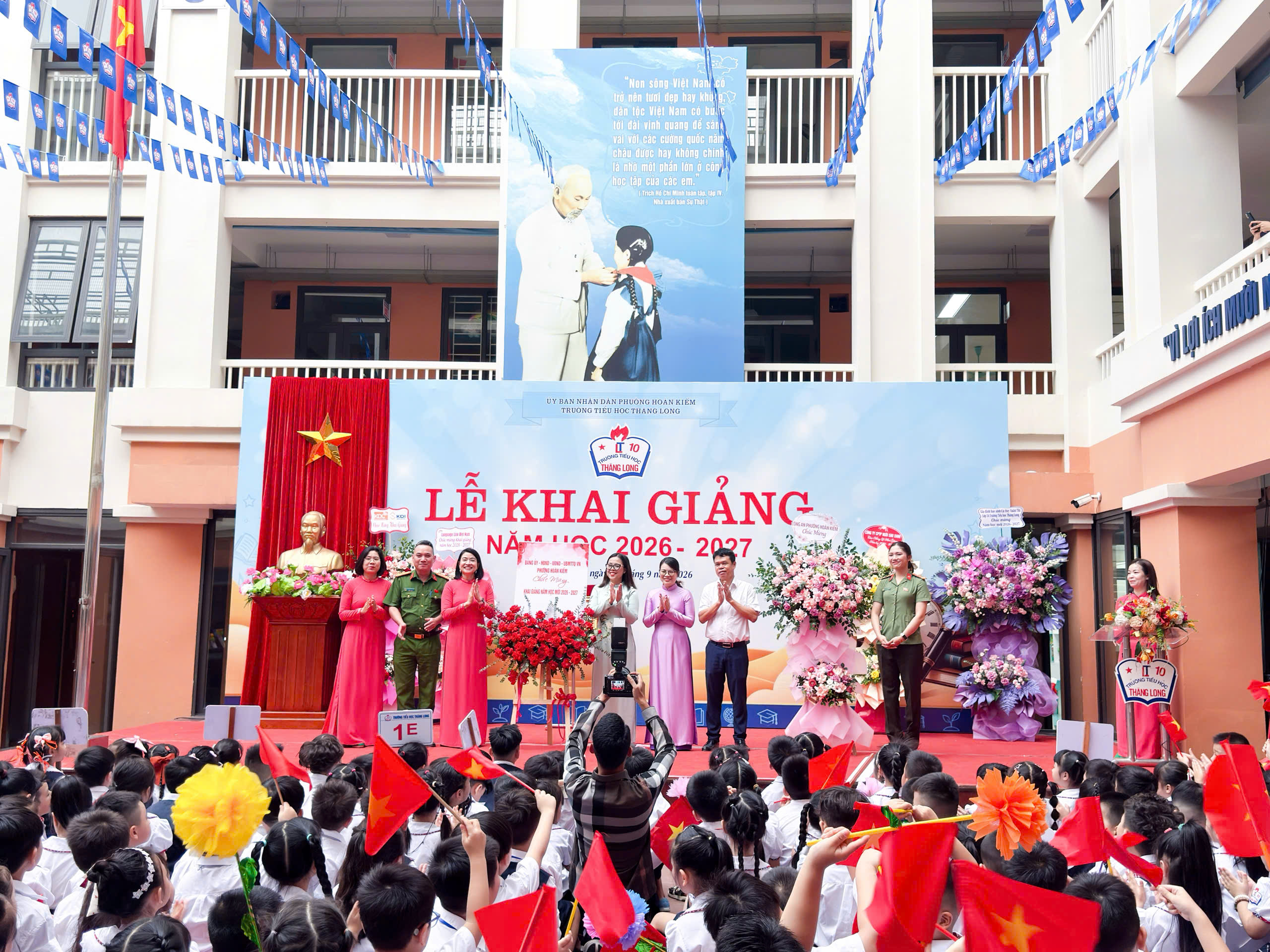 Học sinh H&agrave; Nội rộn r&agrave;ng ng&agrave;y khai giảng năm học mới - Ảnh 22.