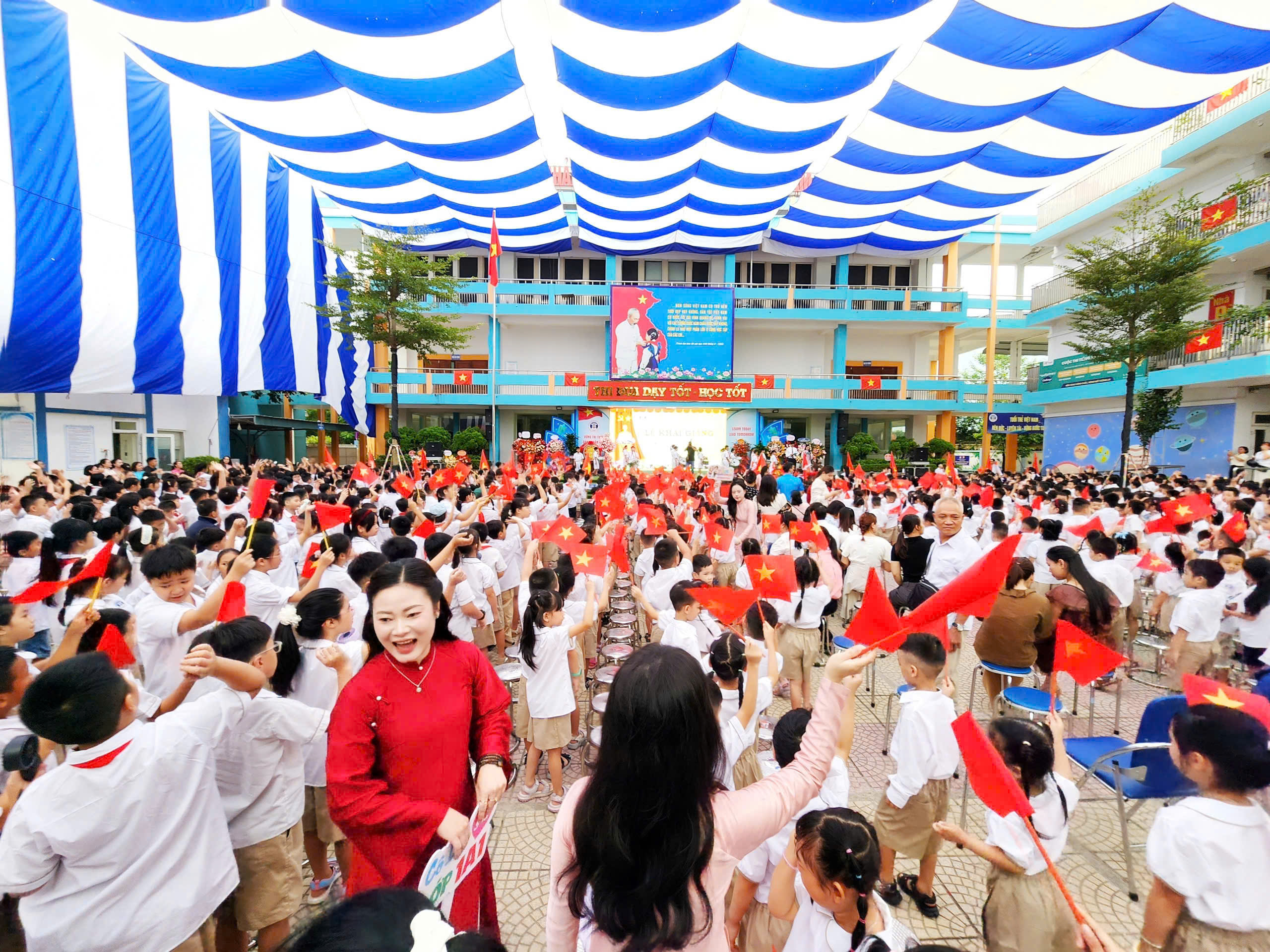 Học sinh H&agrave; Nội rộn r&agrave;ng ng&agrave;y khai giảng năm học mới - Ảnh 27.