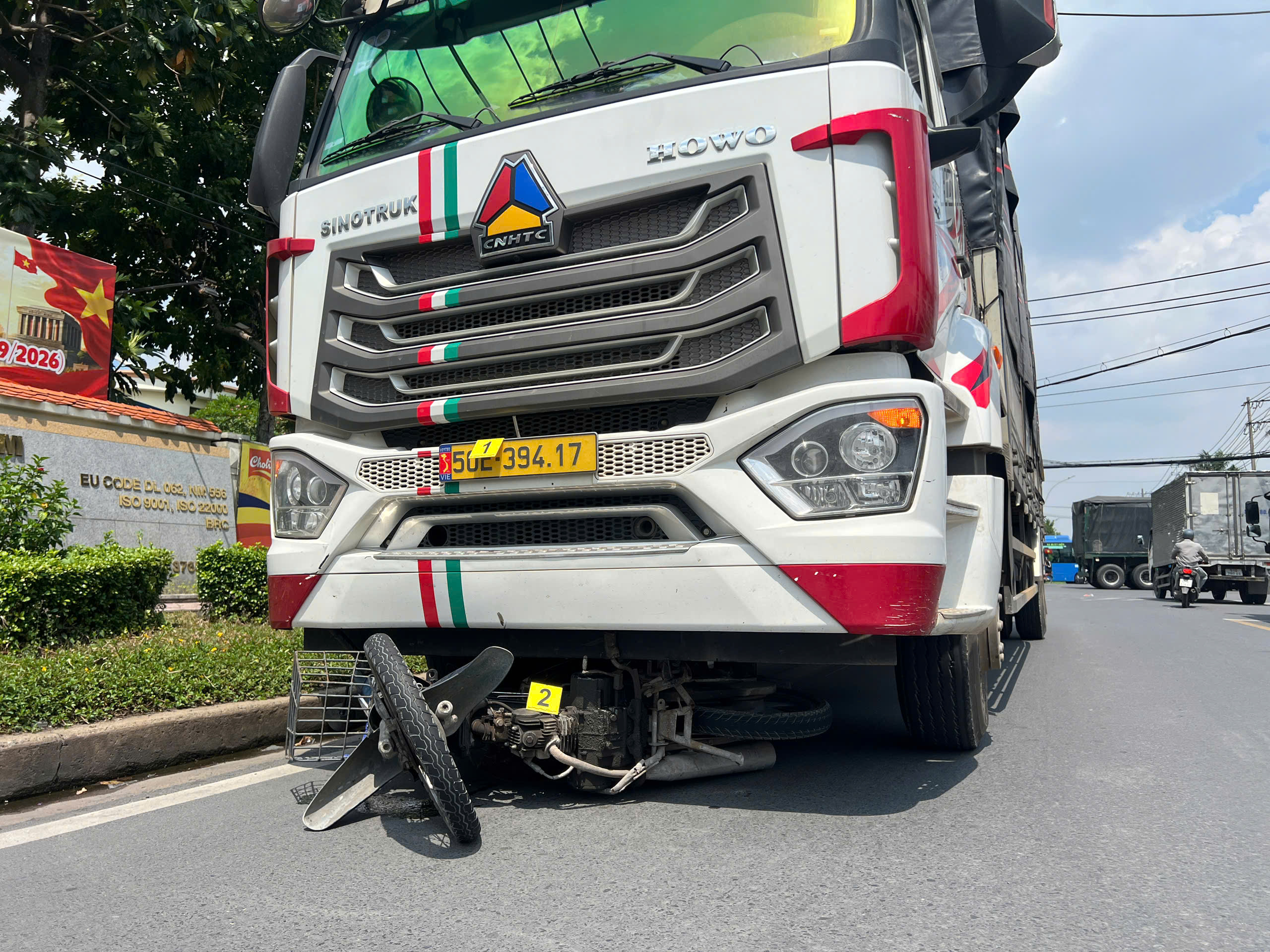 TP.HCM: Xe tải va chạm xe m&aacute;y, 2 người thương vong - Ảnh 2.