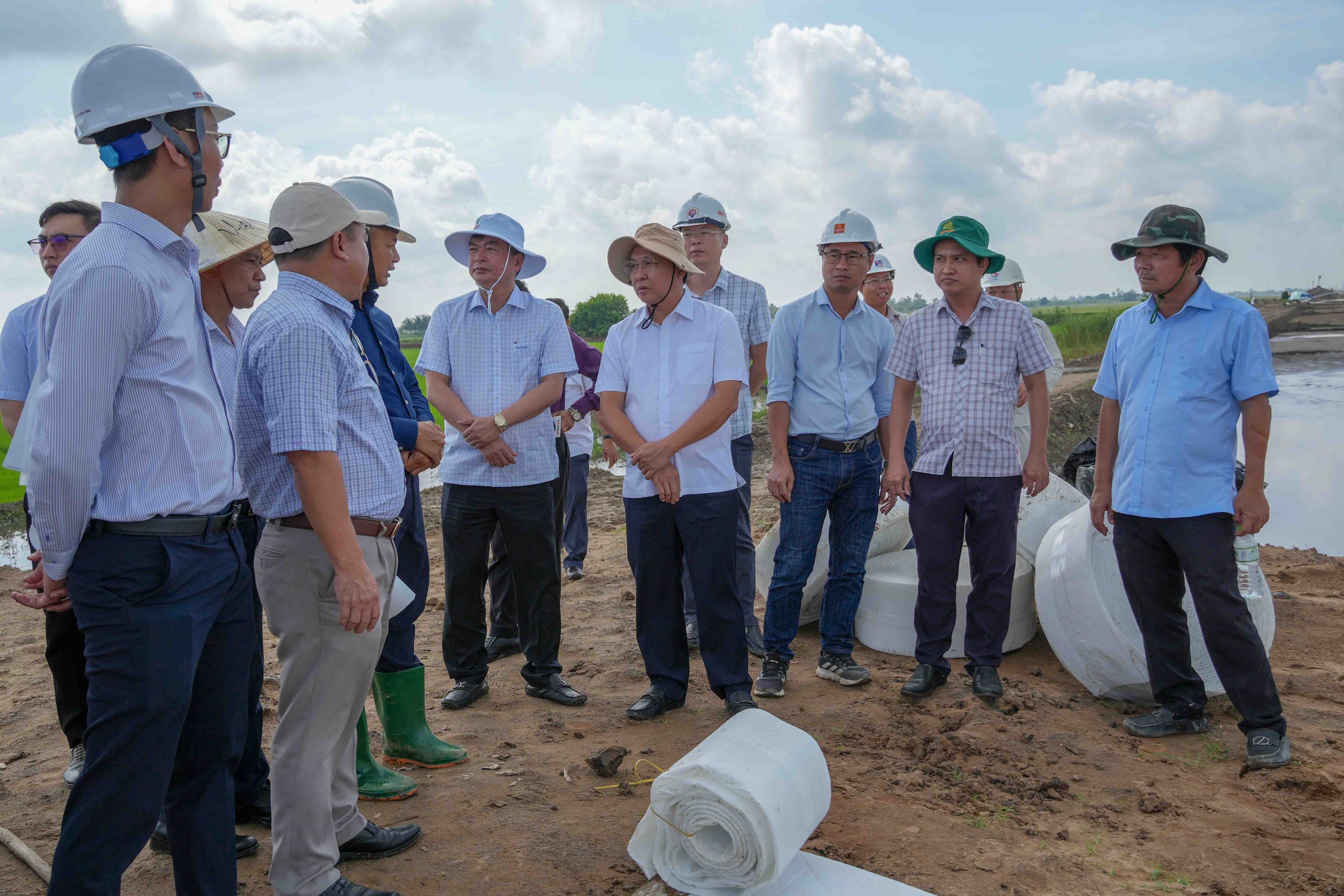 Cao tốc qua Châu Đốc - Cần Thơ – Sóc Trăng tăng tốc, yêu cầu nhà thầu nâng năng lực khai t - Ảnh 1.