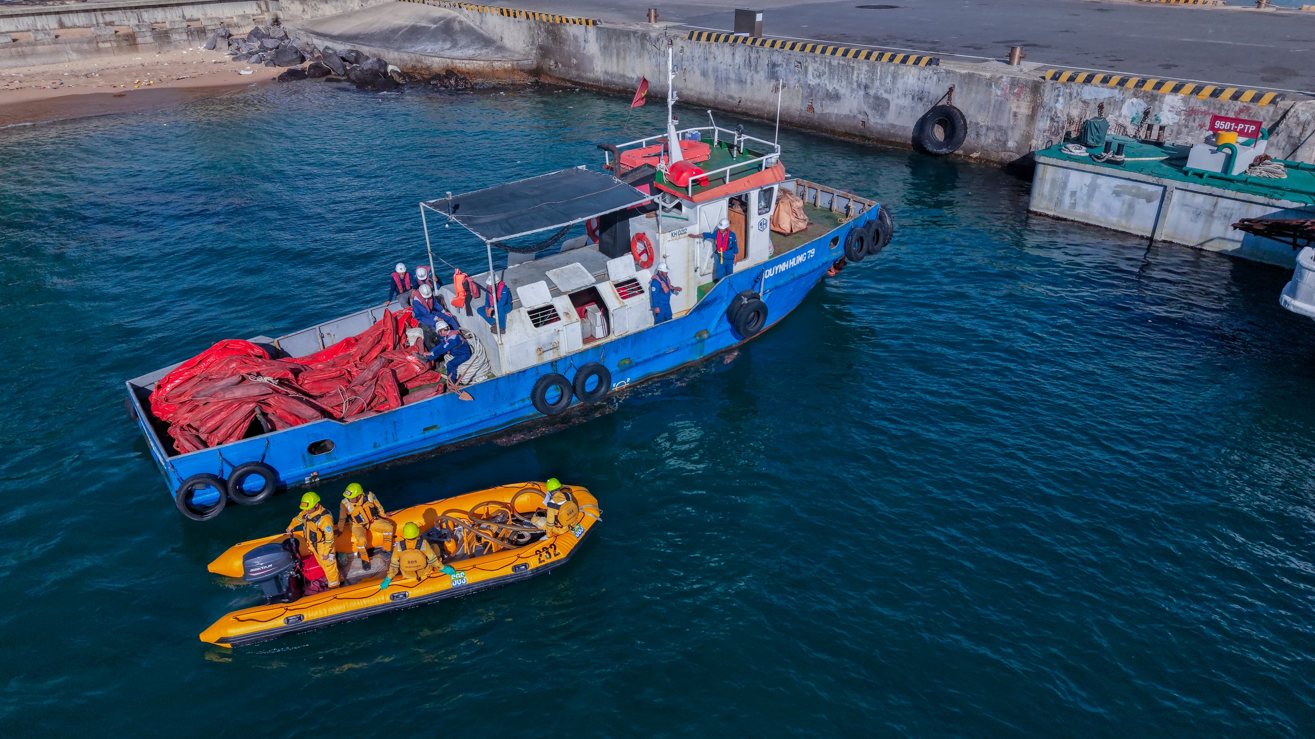 Cảng vụ Hàng hải Nha Trang thực tập cứu nạn, ứng phó sự cố tràn dầu trên biển- Ảnh 2.