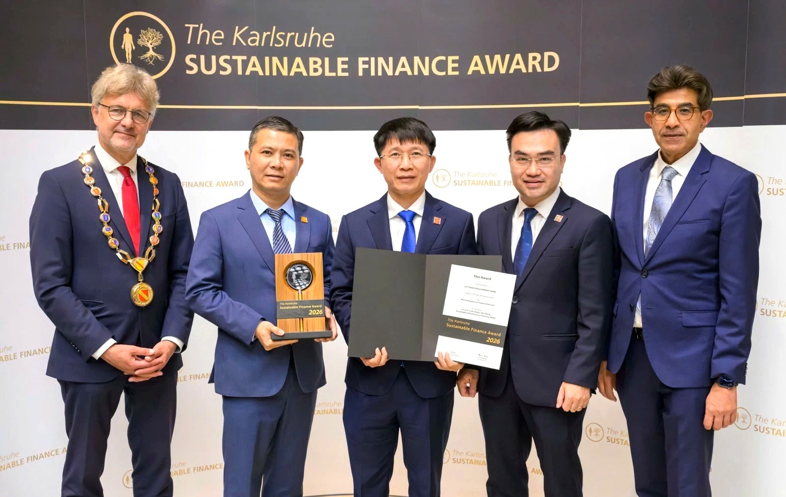 Cao tốc H&agrave; Nội - Hải Ph&ograve;ng được vinh danh tại giải thưởng t&agrave;i ch&iacute;nh bền vững quốc tế - Ảnh 1.