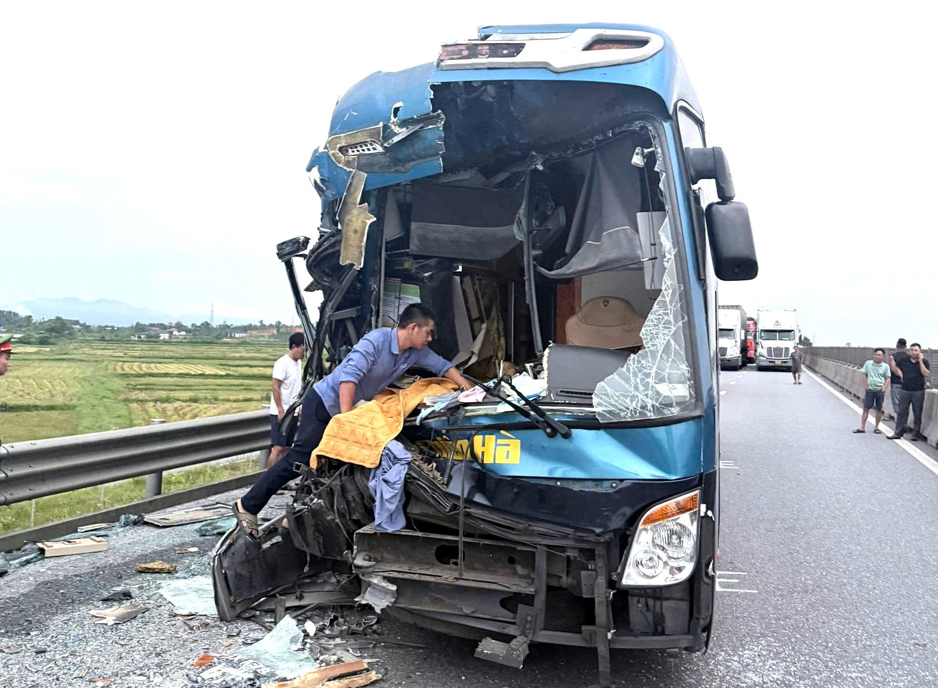 Va chạm tr&ecirc;n cao tốc qua H&agrave; Tĩnh, 5 người bị thương- Ảnh 1.