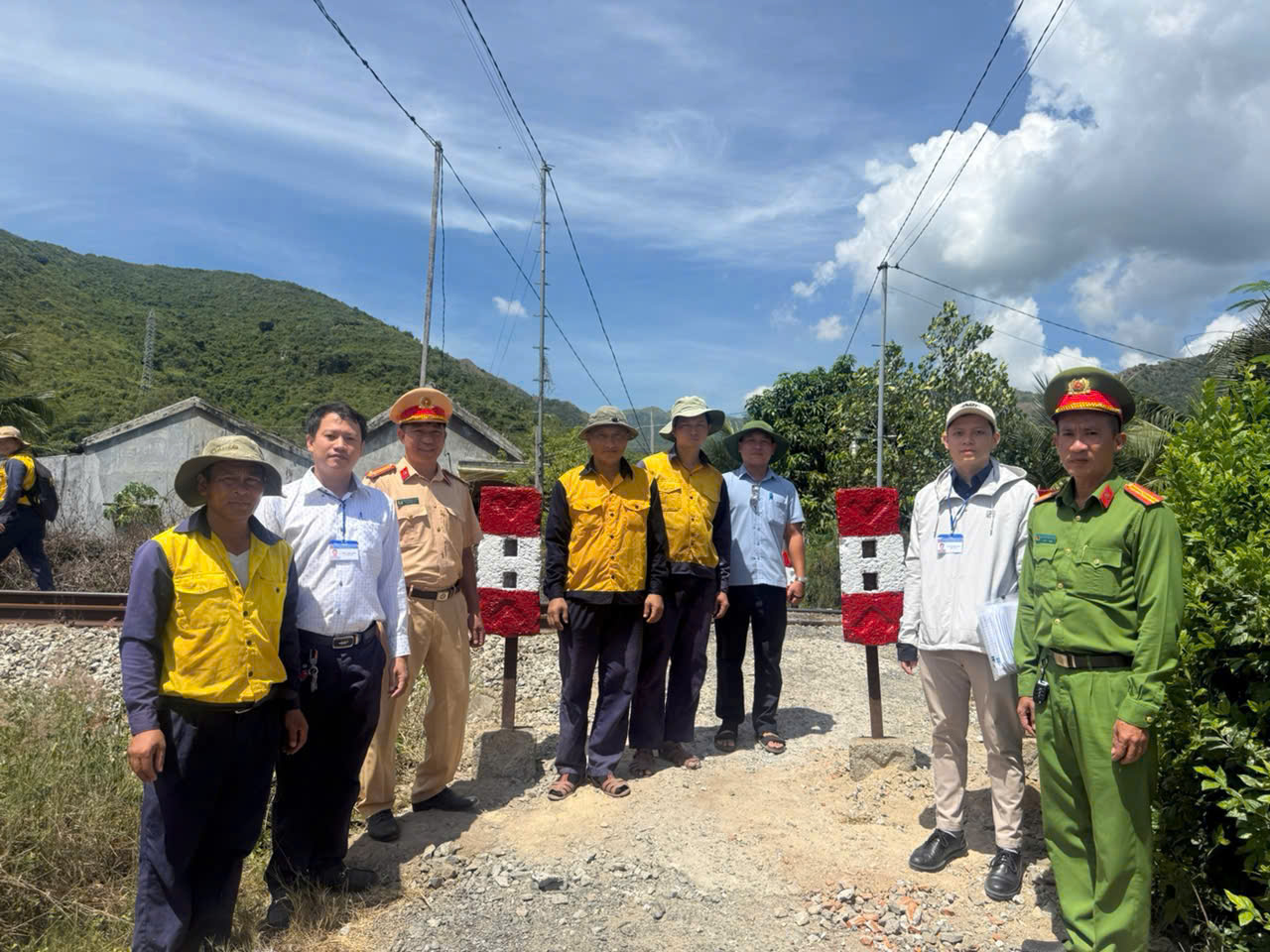 Cảnh s&aacute;t giao th&ocirc;ng Kh&aacute;nh H&ograve;a xử l&yacute; nghi&ecirc;m vi phạm, ngăn tai nạn đường sắt- Ảnh 5.