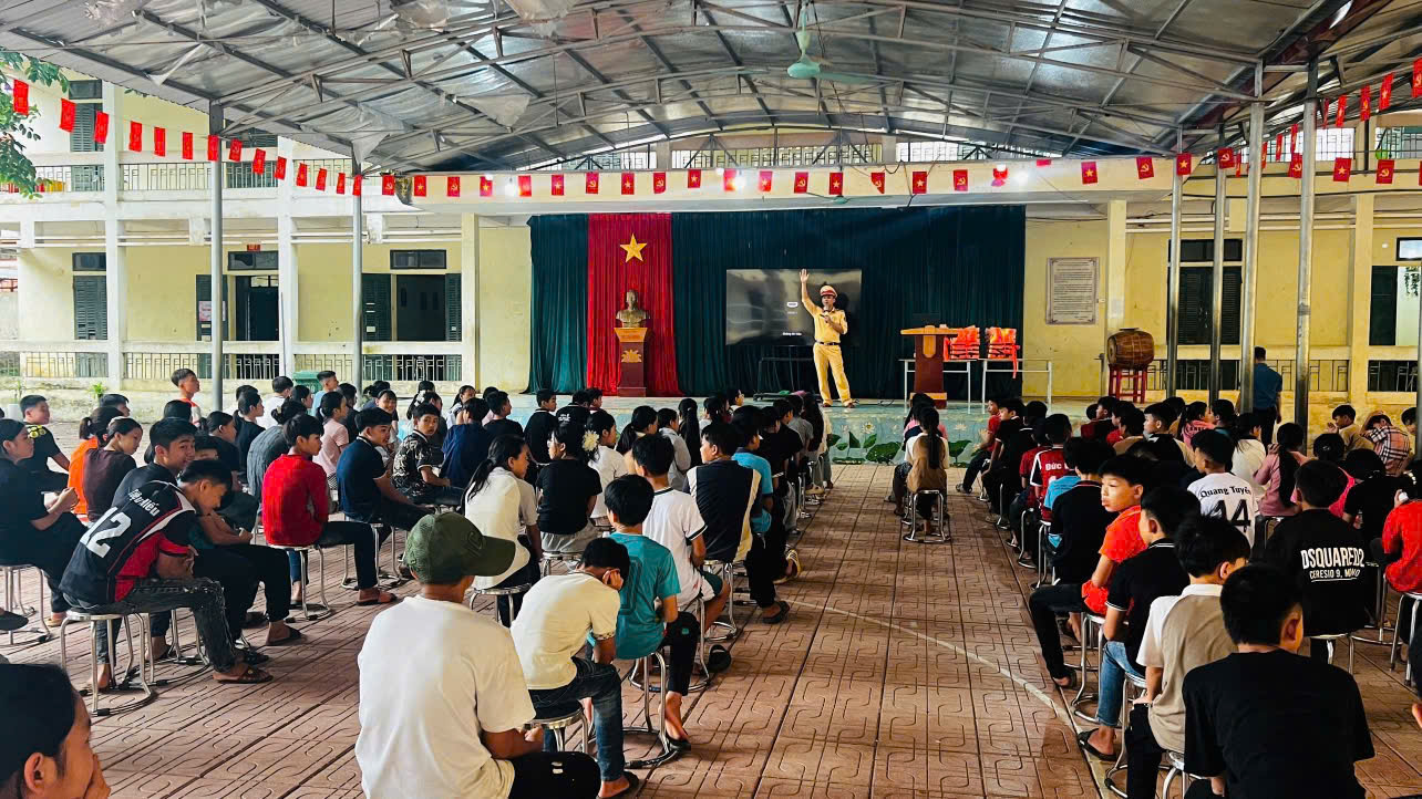 CSGT Phú Thọ và hành trình đến trường an toàn cho học sinh vùng lòng hồ- Ảnh 1.
