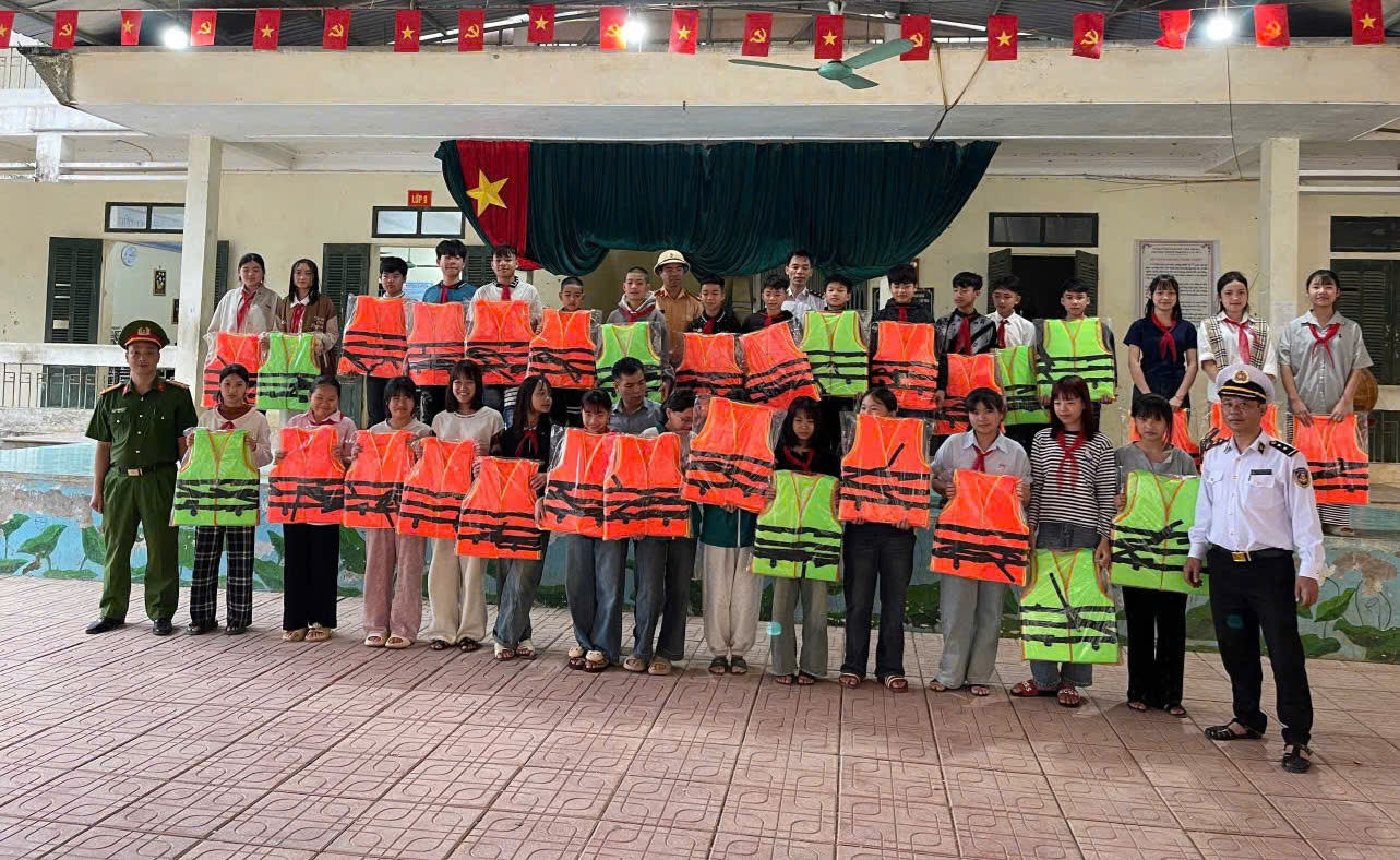 CSGT Phú Thọ và hành trình đến trường an toàn cho học sinh vùng lòng hồ- Ảnh 3.