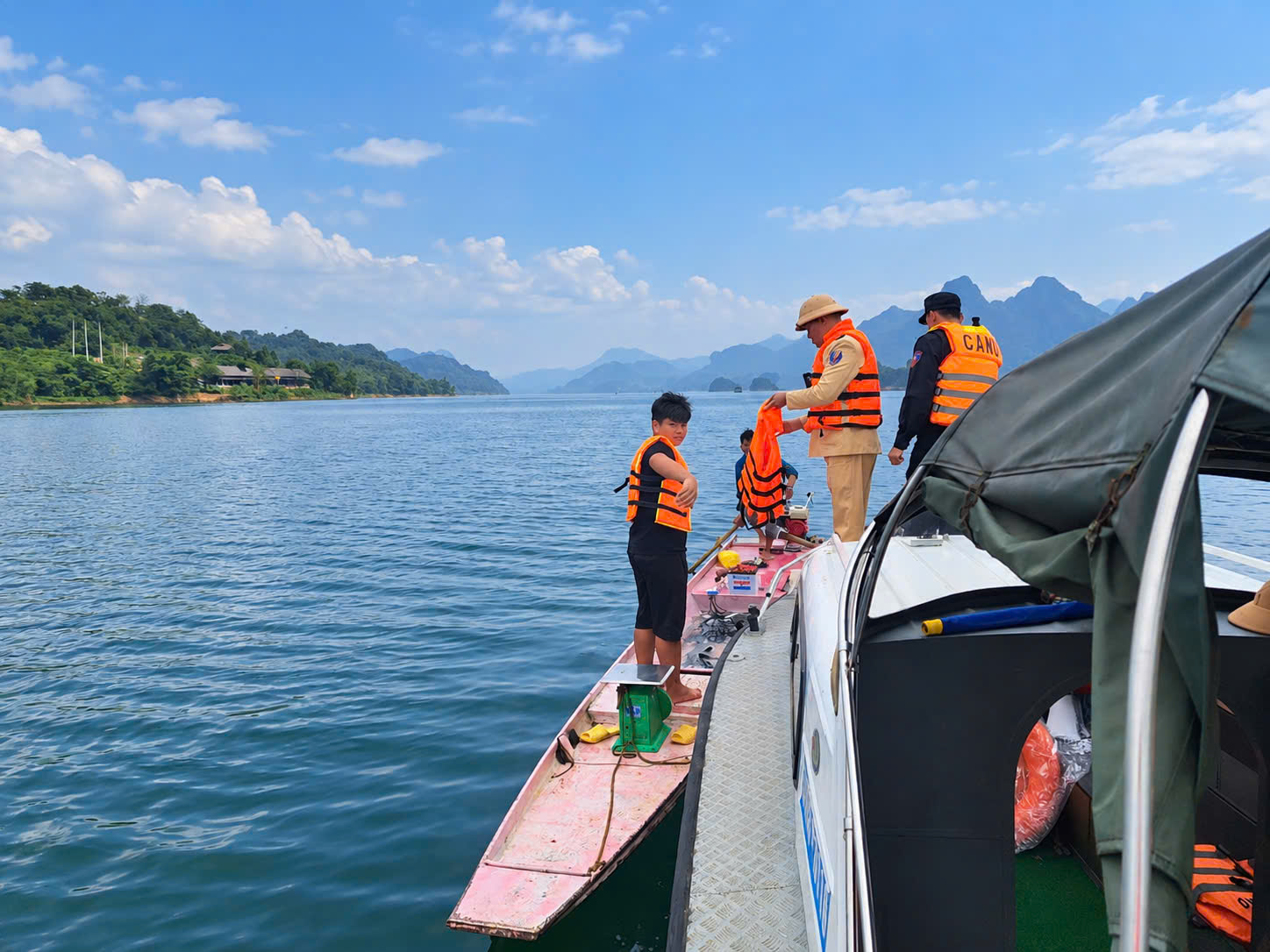 CSGT Phú Thọ và hành trình đến trường an toàn cho học sinh vùng lòng hồ- Ảnh 7.