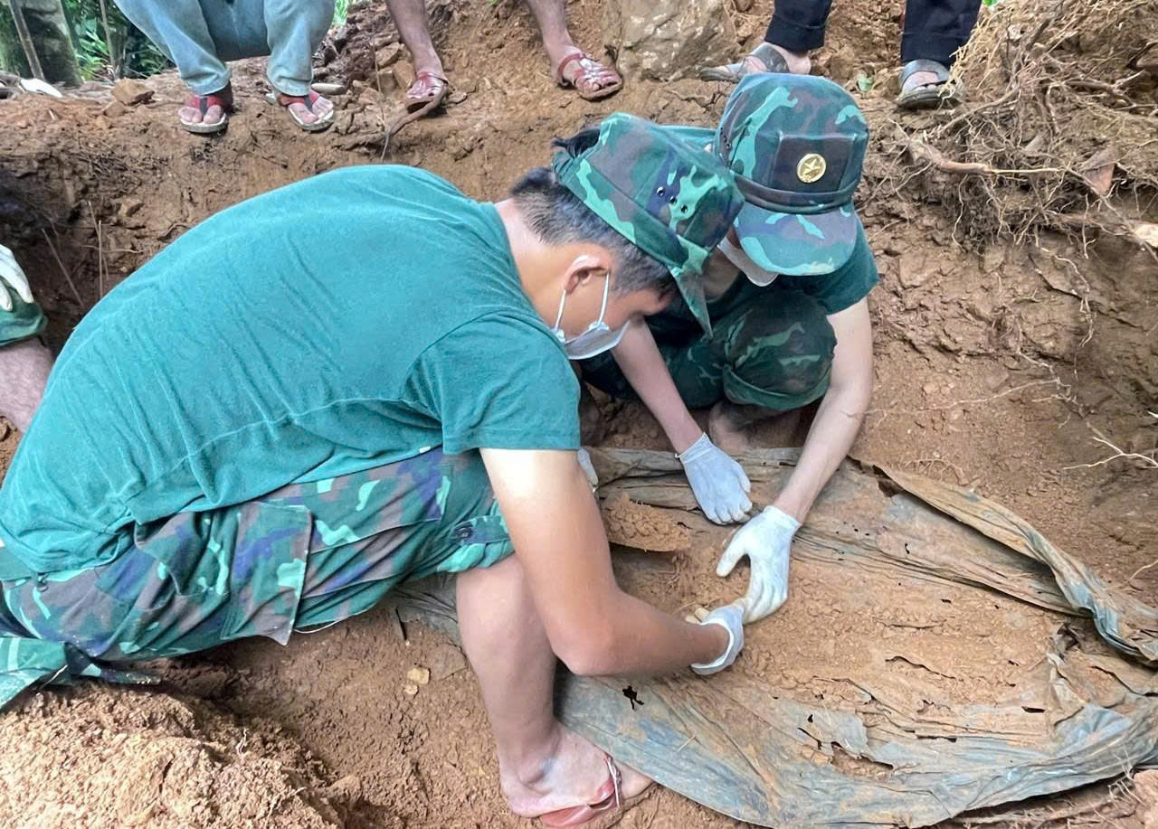 Đ&agrave; Nẵng: Ph&aacute;t hiện 24 chiếc răng c&ugrave;ng nhiều di vật trong mộ h&agrave;i cốt liệt sĩ- Ảnh 1.