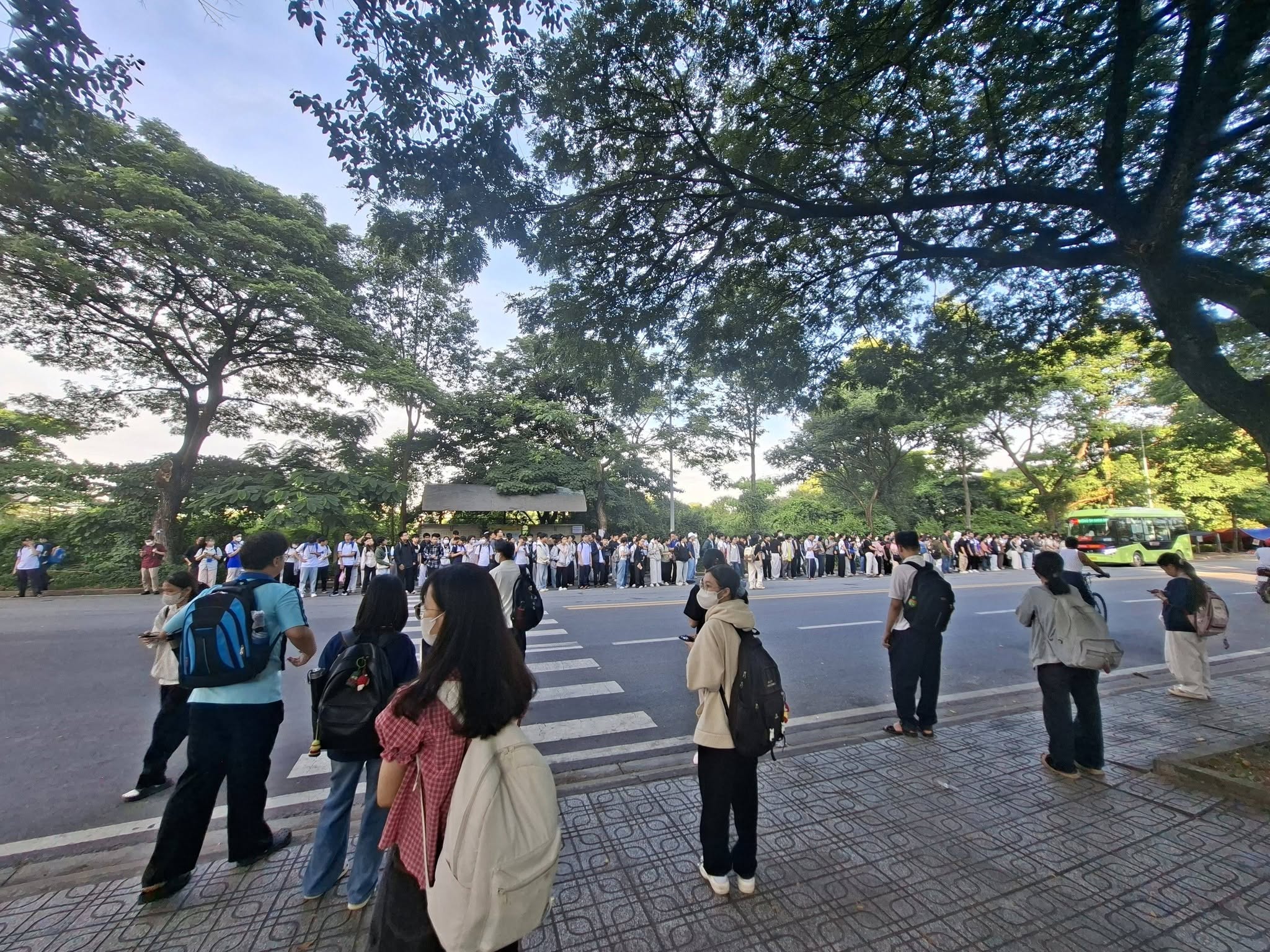 Xe bu&yacute;t tại Đại học quốc gia qu&aacute; tải, TP.HCM tăng chuyến giải tỏa- Ảnh 1.