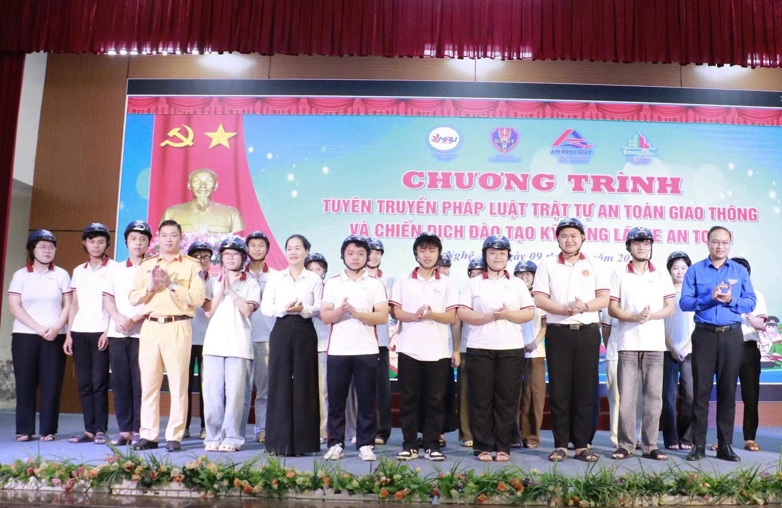 5.000 sinh viên Đại học Nghệ An được tuyên truyền, đào tạo kỹ năng lái xe an toàn.- Ảnh 4.