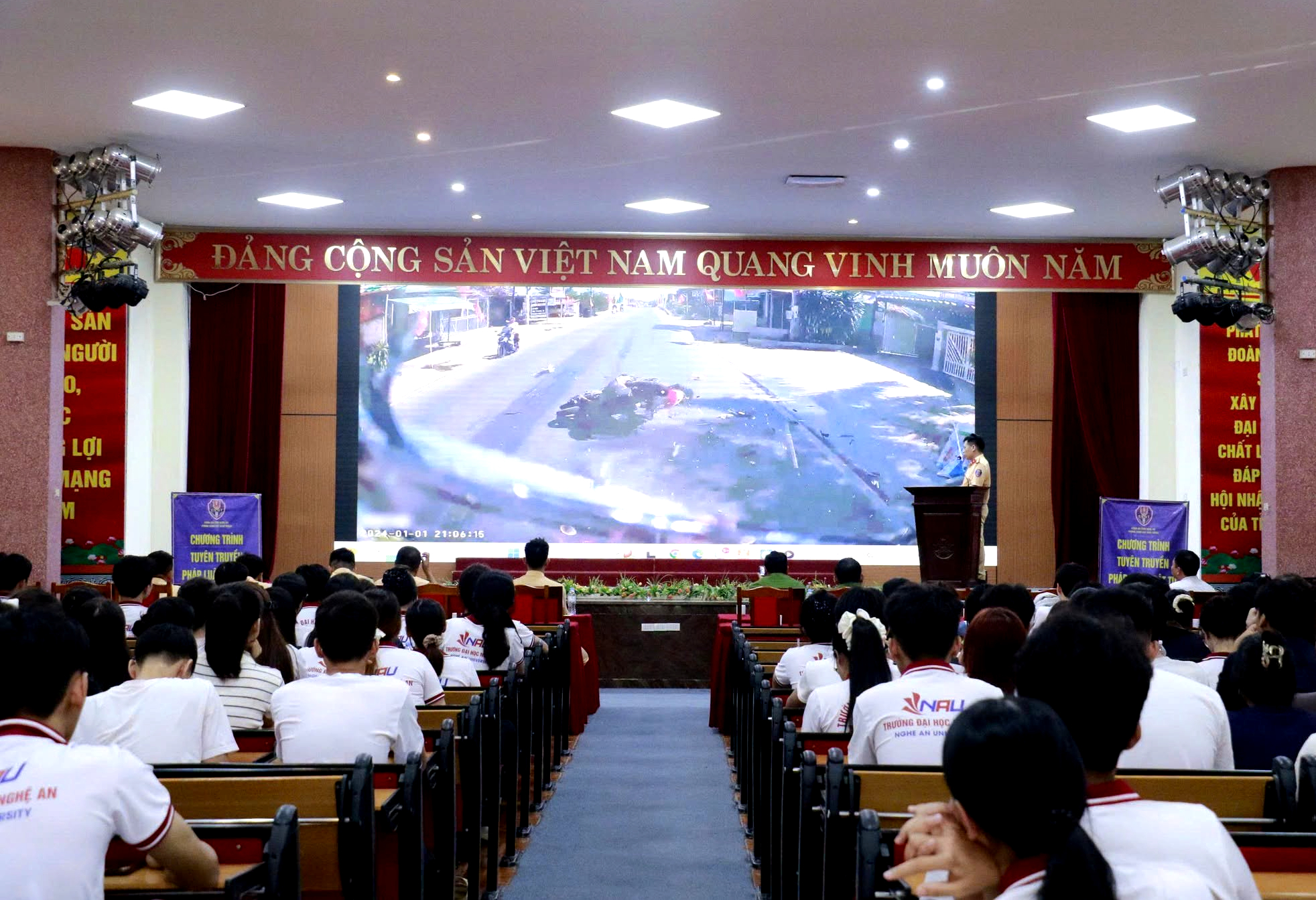 5.000 sinh viên Đại học Nghệ An được tuyên truyền, đào tạo kỹ năng lái xe an toàn.- Ảnh 1.