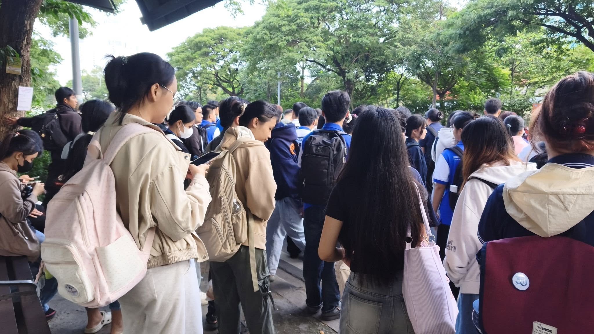 Xe bu&yacute;t tại Đại học quốc gia qu&aacute; tải, TP.HCM tăng chuyến giải tỏa- Ảnh 2.