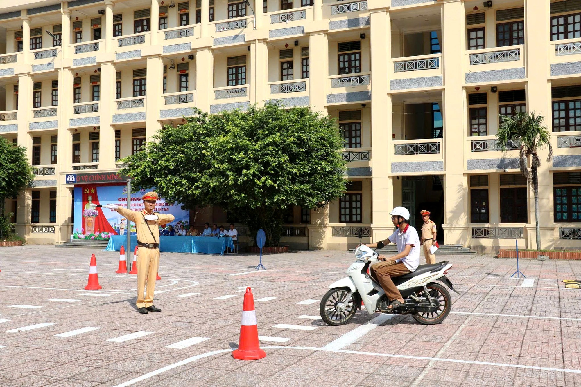 5.000 sinh viên Đại học Nghệ An được tuyên truyền, đào tạo kỹ năng lái xe an toàn.- Ảnh 3.